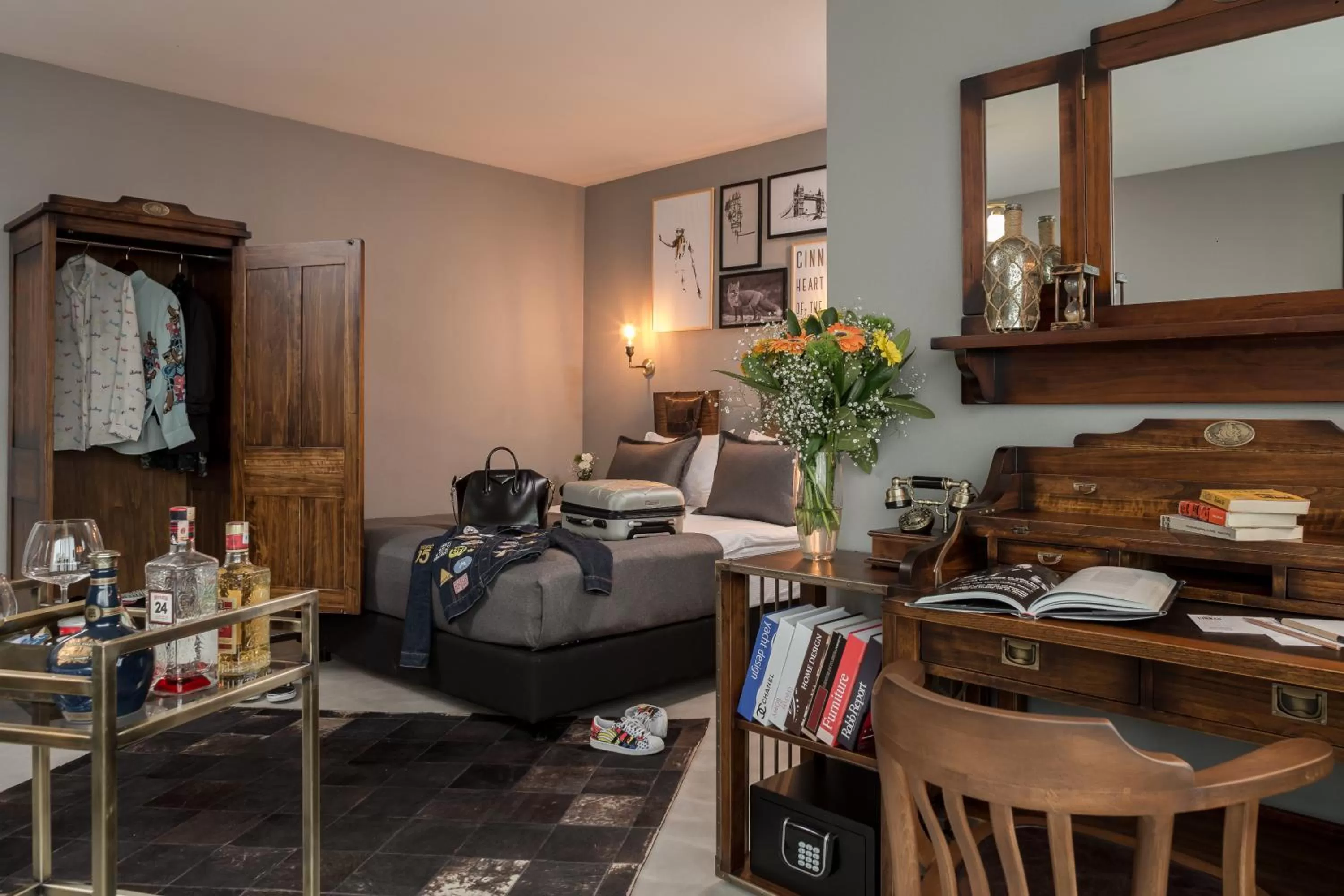 Bed, Seating Area in Hotel Cinnah
