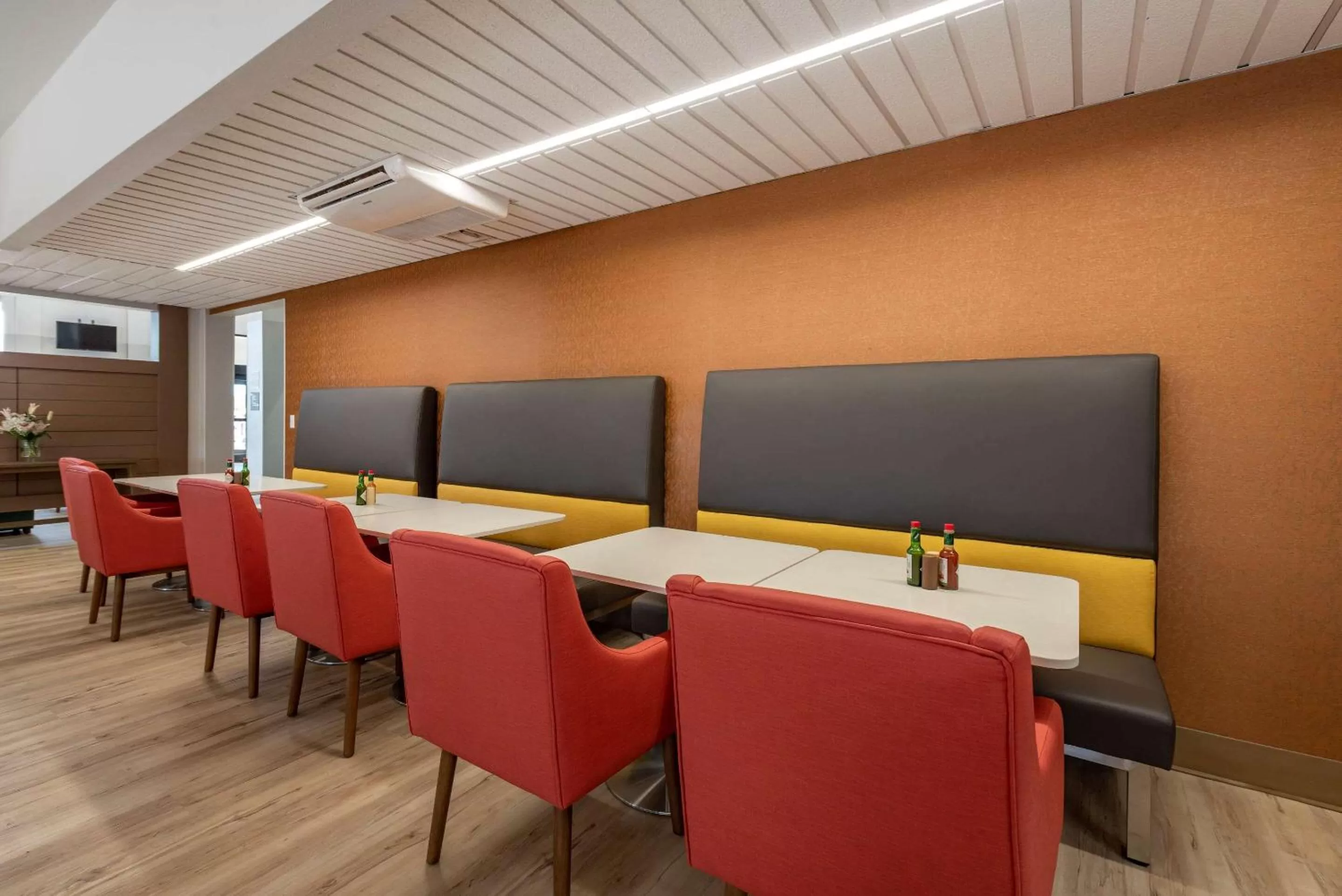 Breakfast in Comfort Suites Colorado Springs East - Medical Center Area