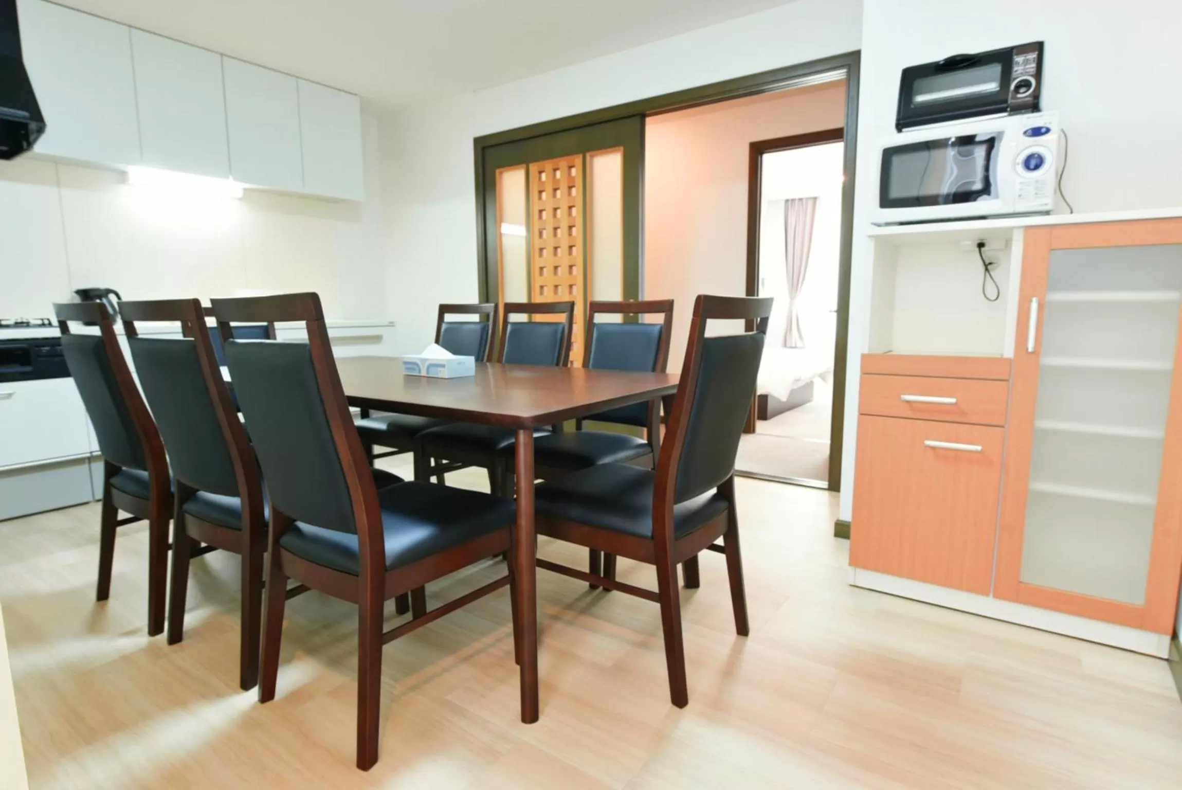 Dining Area in Hostel PLEASURE MARUYAMA