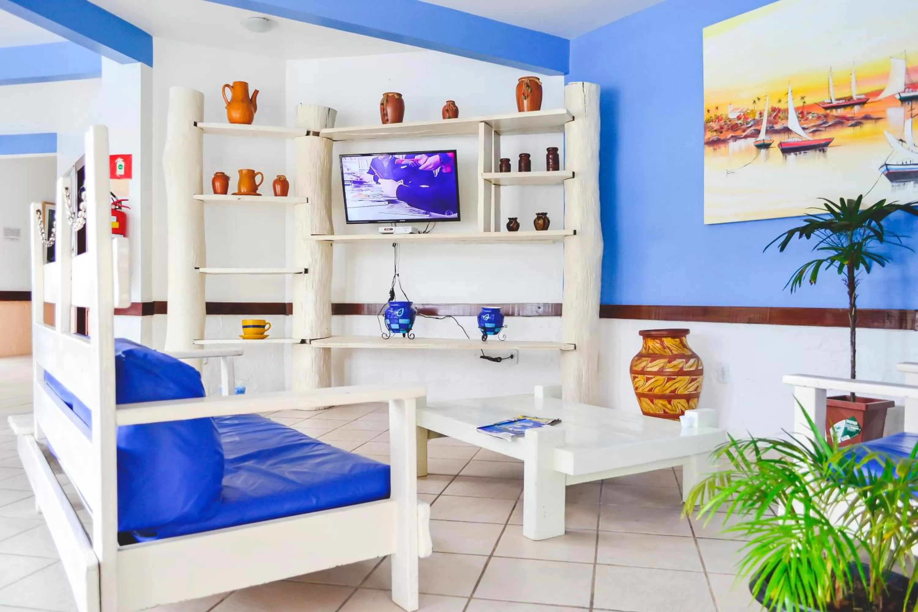 Communal lounge/ TV room in Hotel Porto das Ancoras