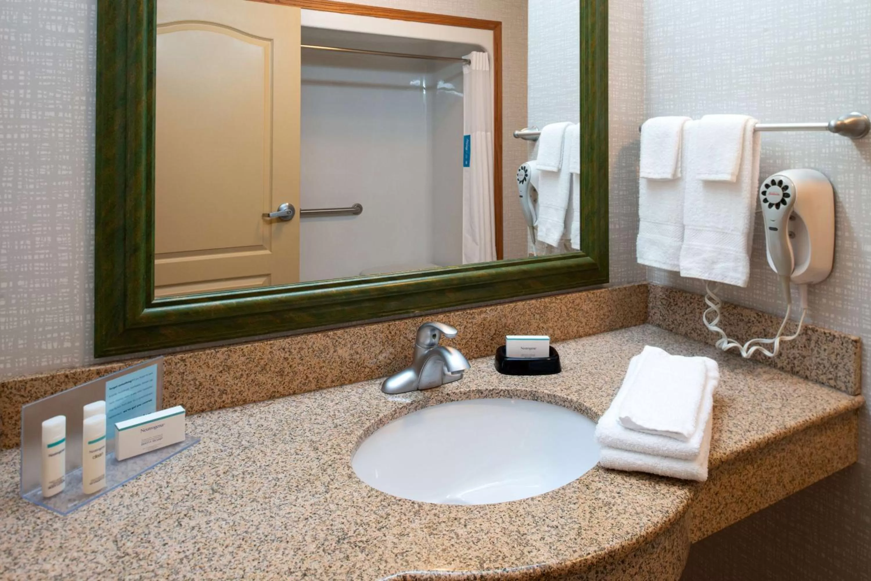 Bathroom in Hampton Inn Kansas City Northeast