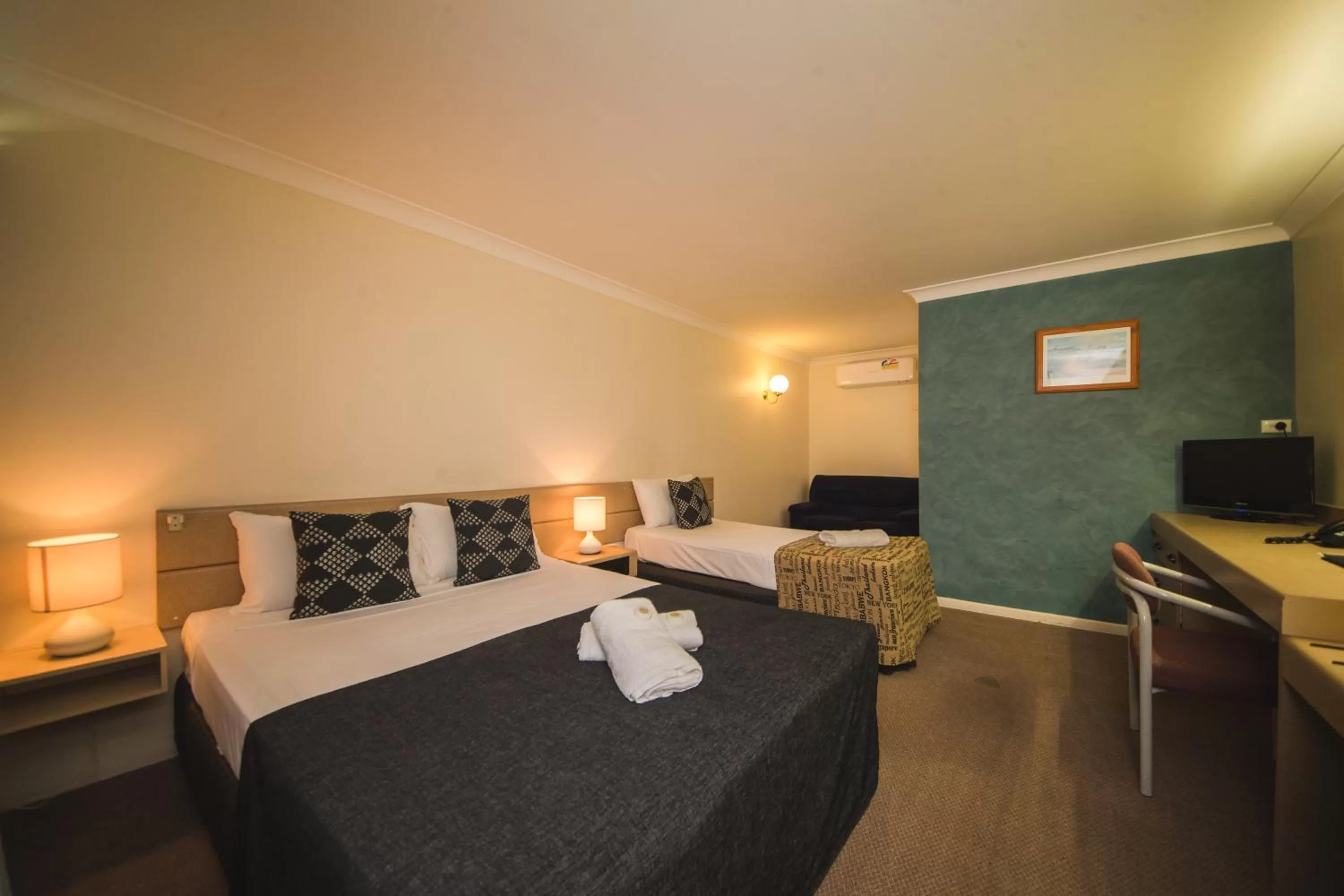 Bed in Hampton Villa Motel