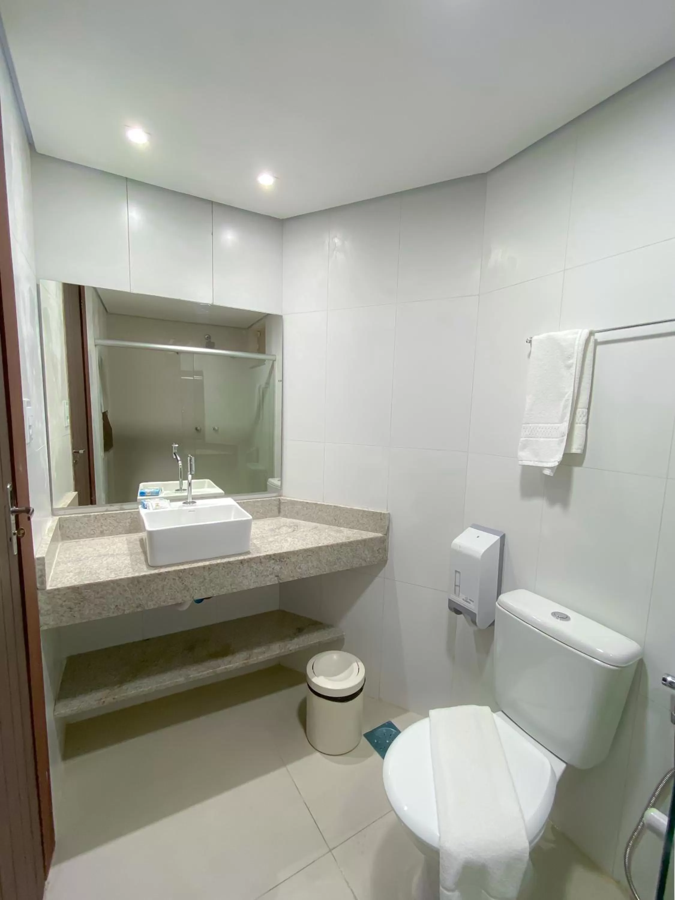 Bathroom in Bosque do Porto Praia Hotel