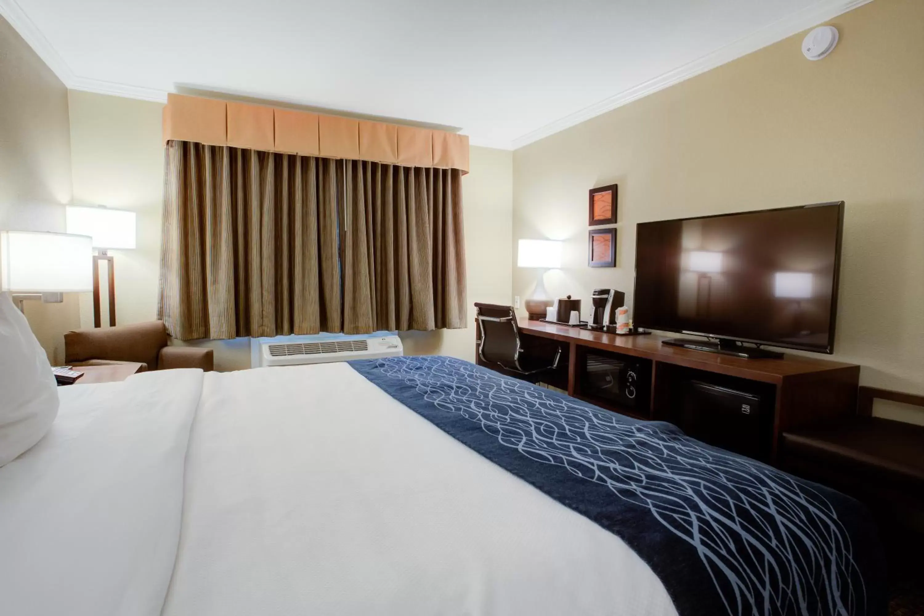 Standard Room, 1 King Bed, Non Smoking in Comfort Inn Sunnyvale - Silicon Valley Standard Room, 1 King Bed, Non Smoking in Comfort Inn Sunnyvale - Silicon Valley