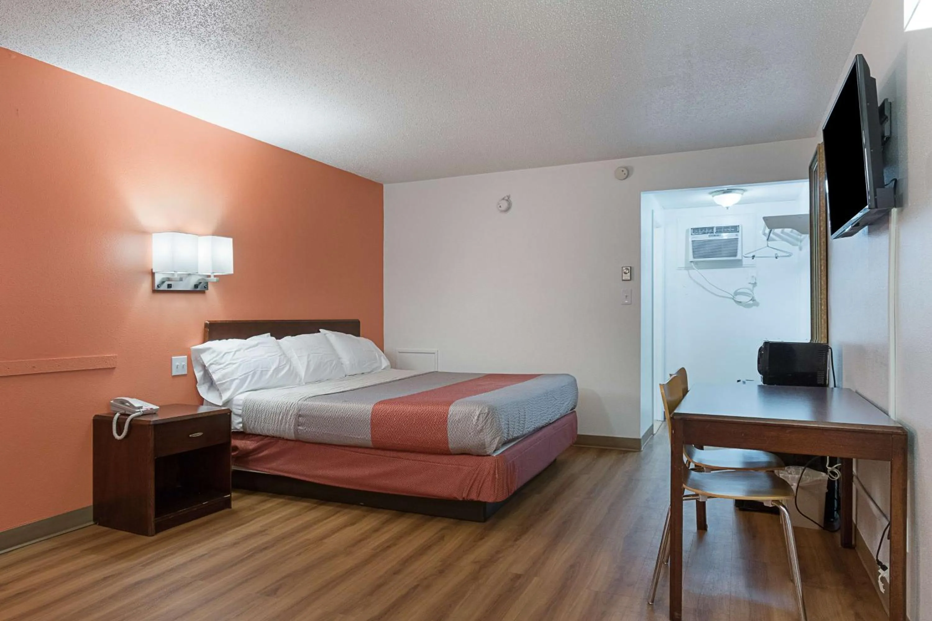 Photo of the whole room, Bed in Motel 6-Frackville, PA