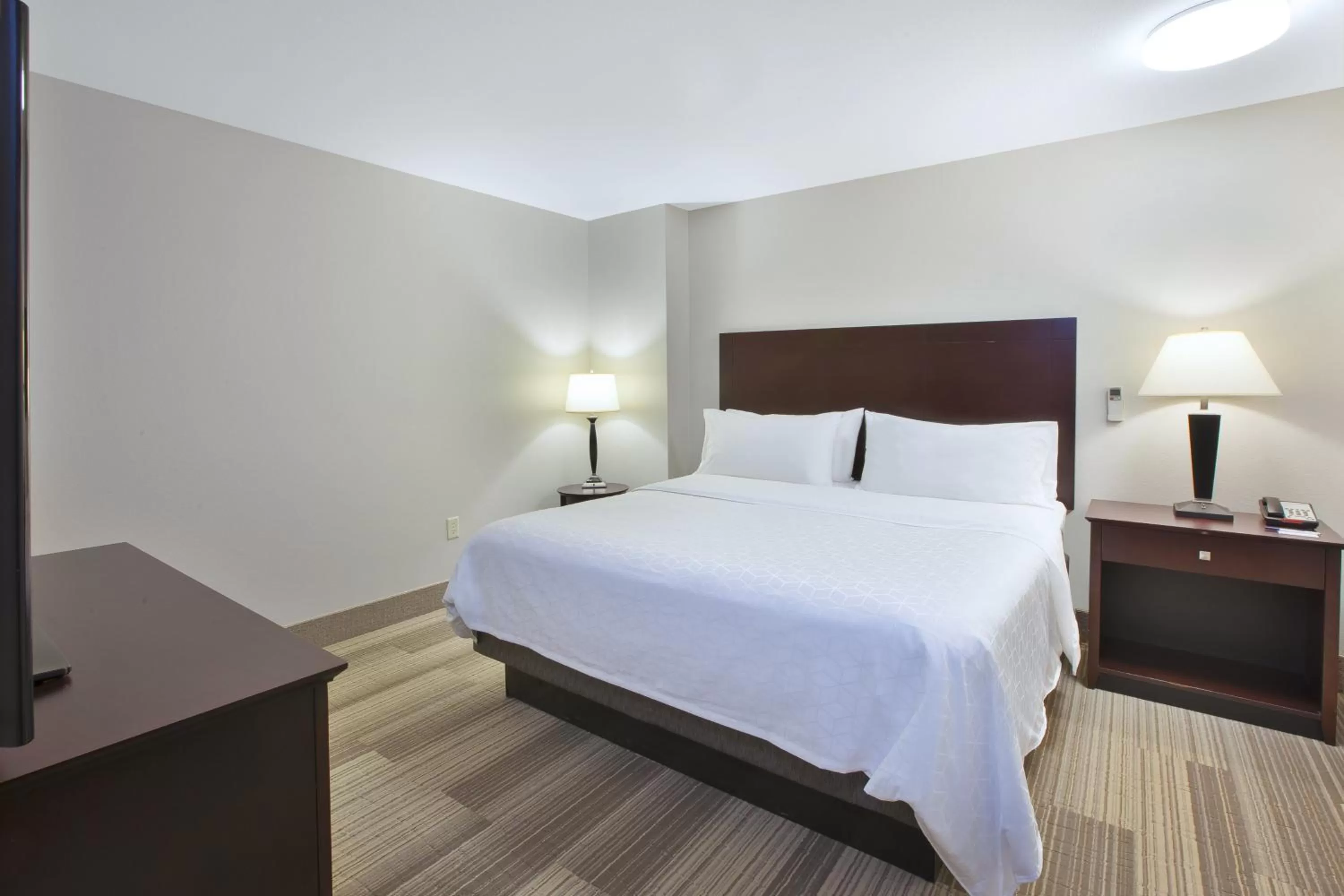 Photo of the whole room, Bed in Holiday Inn Express Niles by IHG