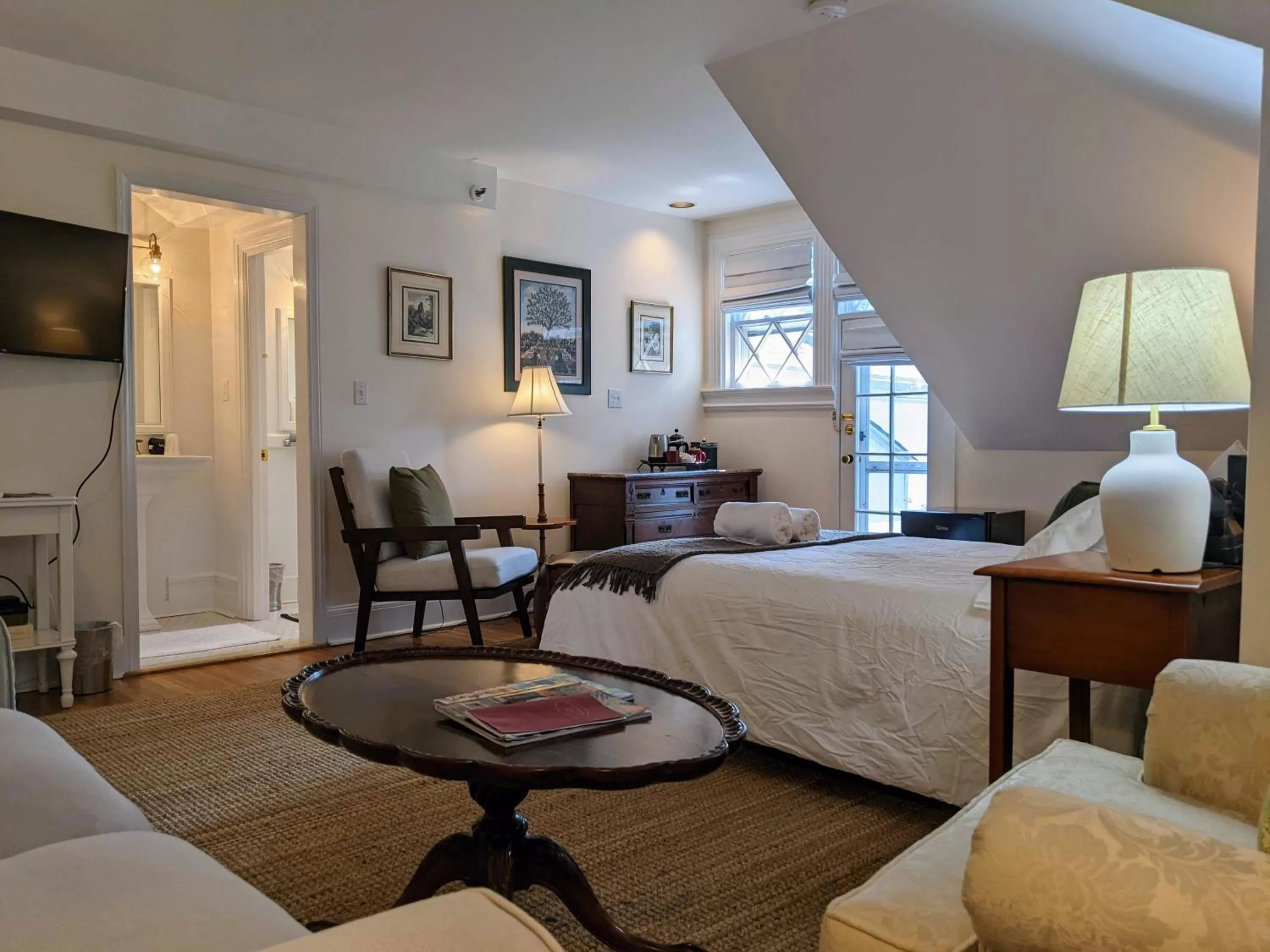 Seating area, Bed in Stanton House Inn