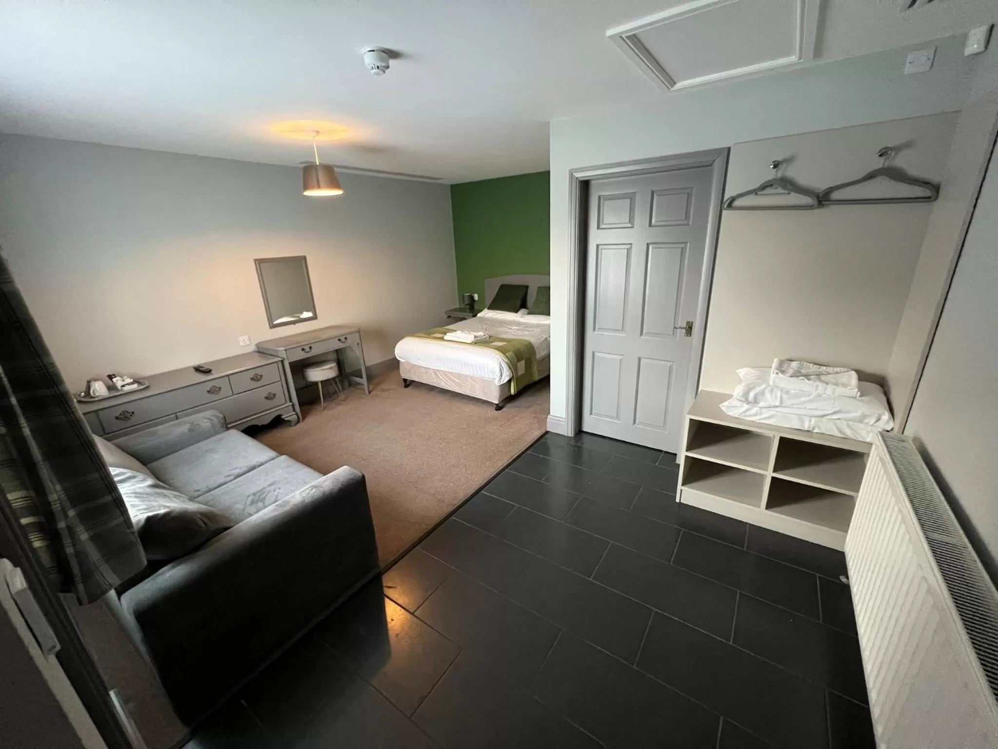 Bedroom, Bed in The Black Horse Inn