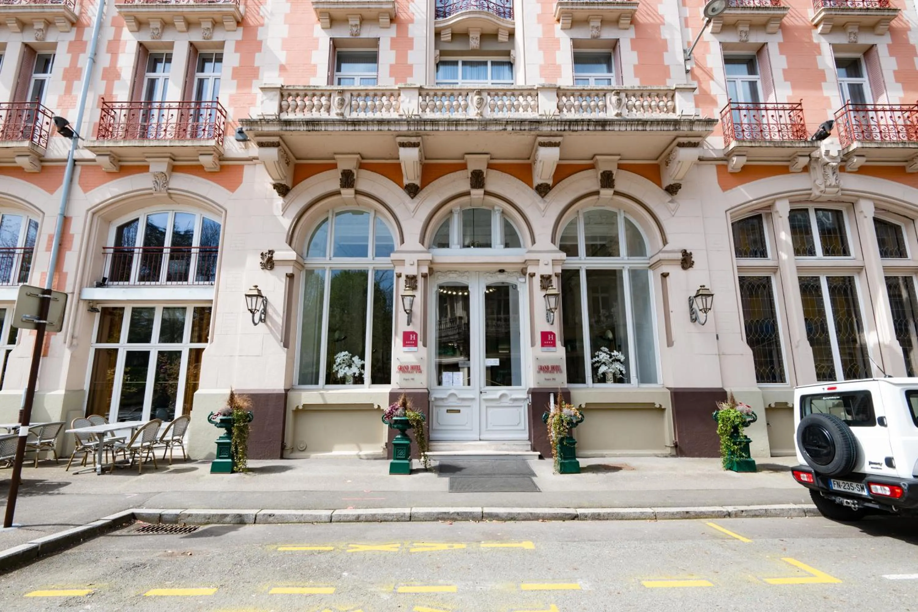 Facade/entrance in Grand Hôtel Du Tonneau D'Or
