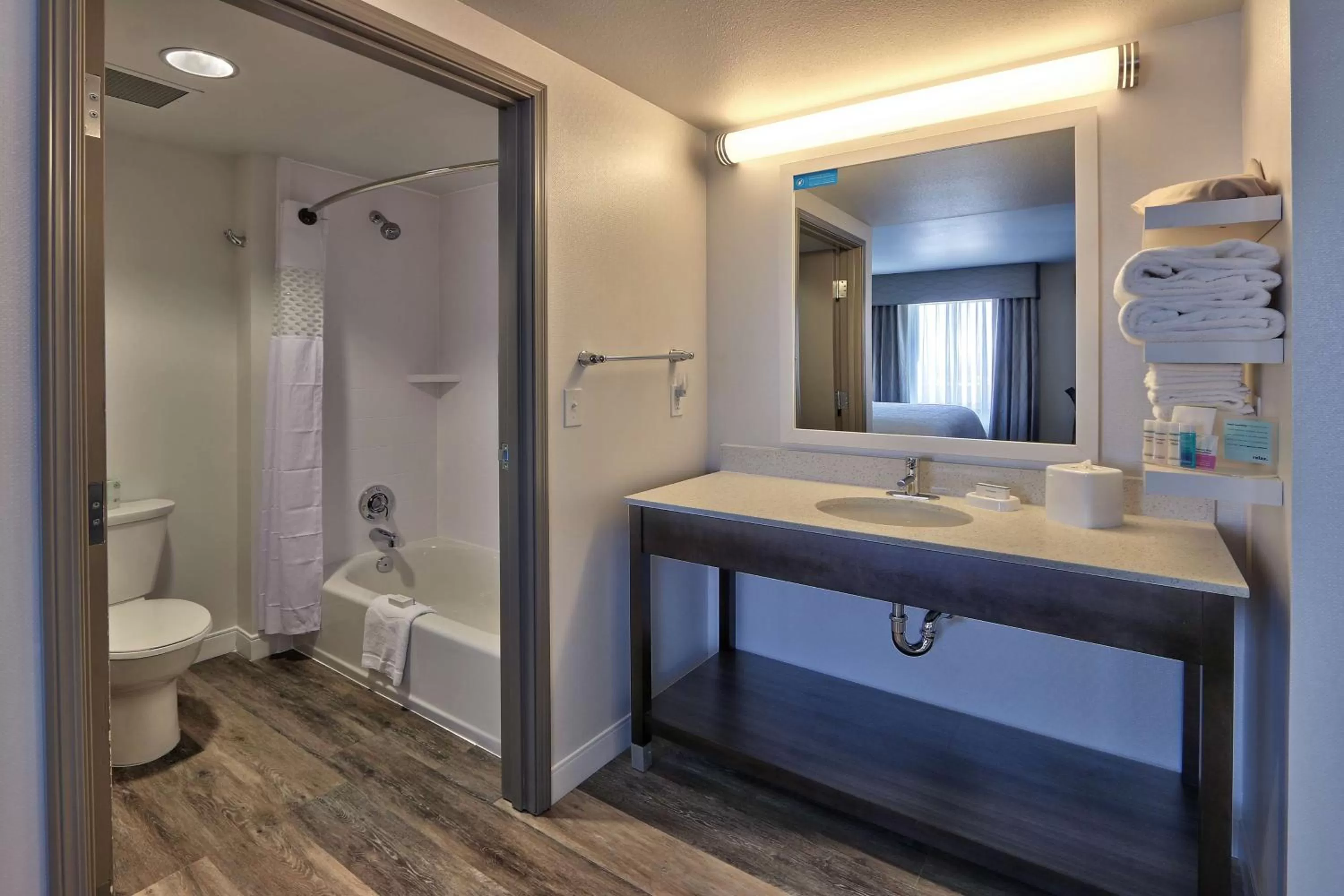 Bathroom in Hampton Inn & Suites Albuquerque Airport