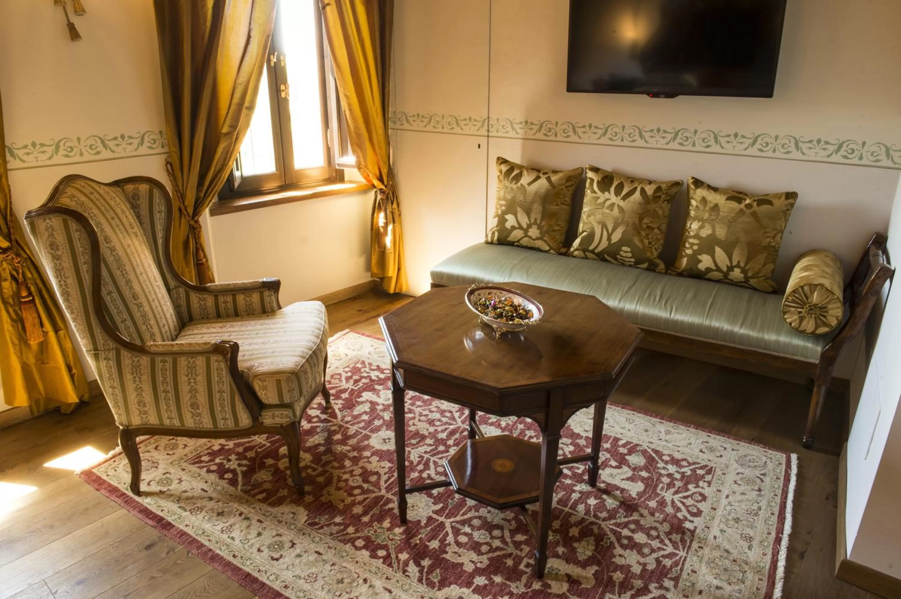 Decorative detail in Palazzo Pacini