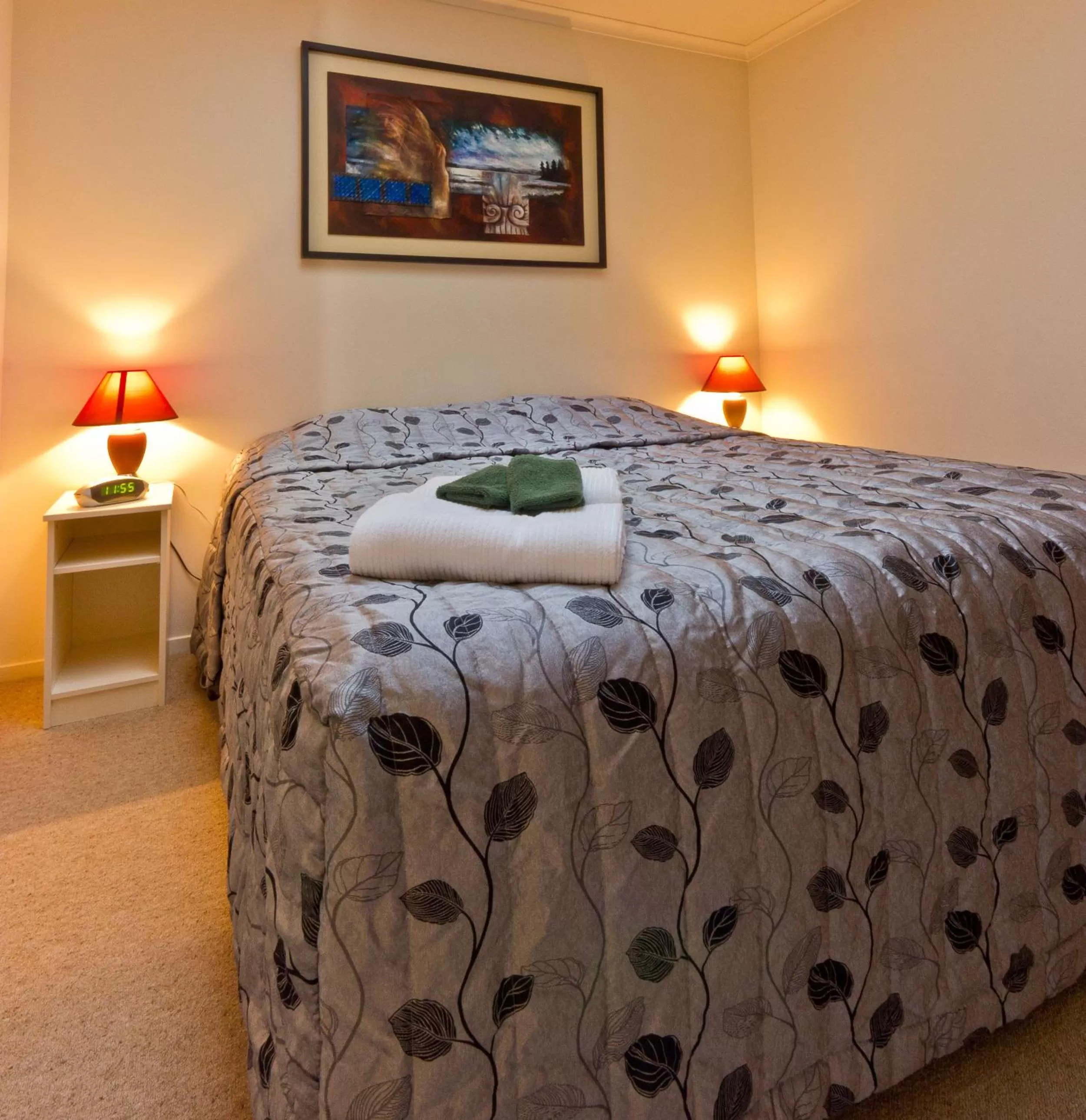 Bedroom, Bed in Arrow Motel Apartments