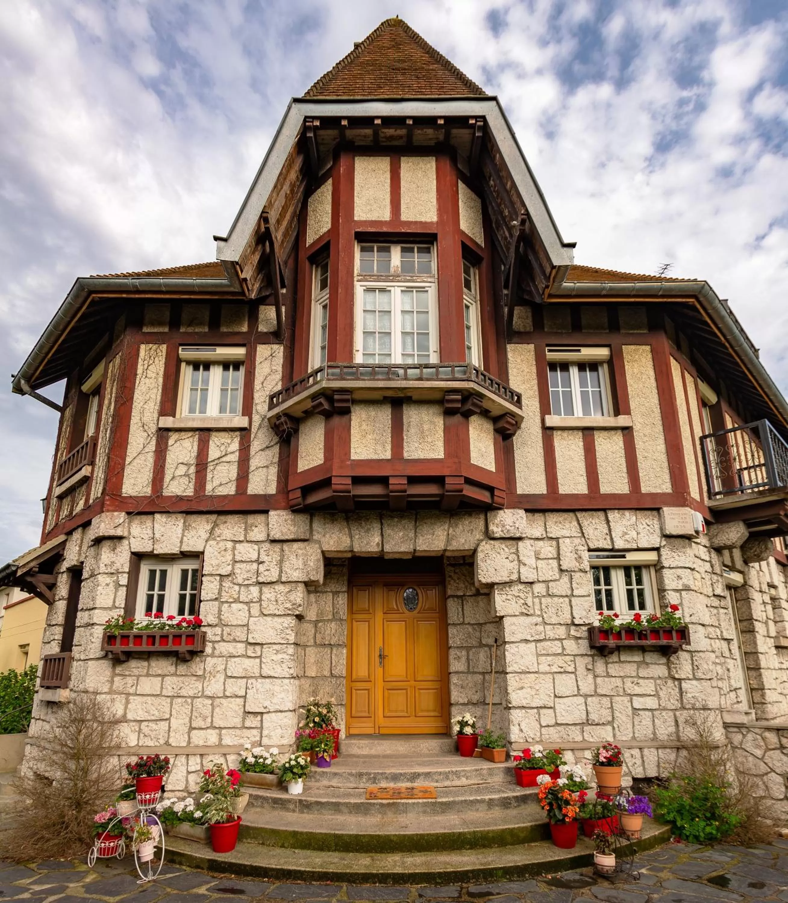 Property building in Apakabar Homestay - proche gare Melun, parking privé, Netflix