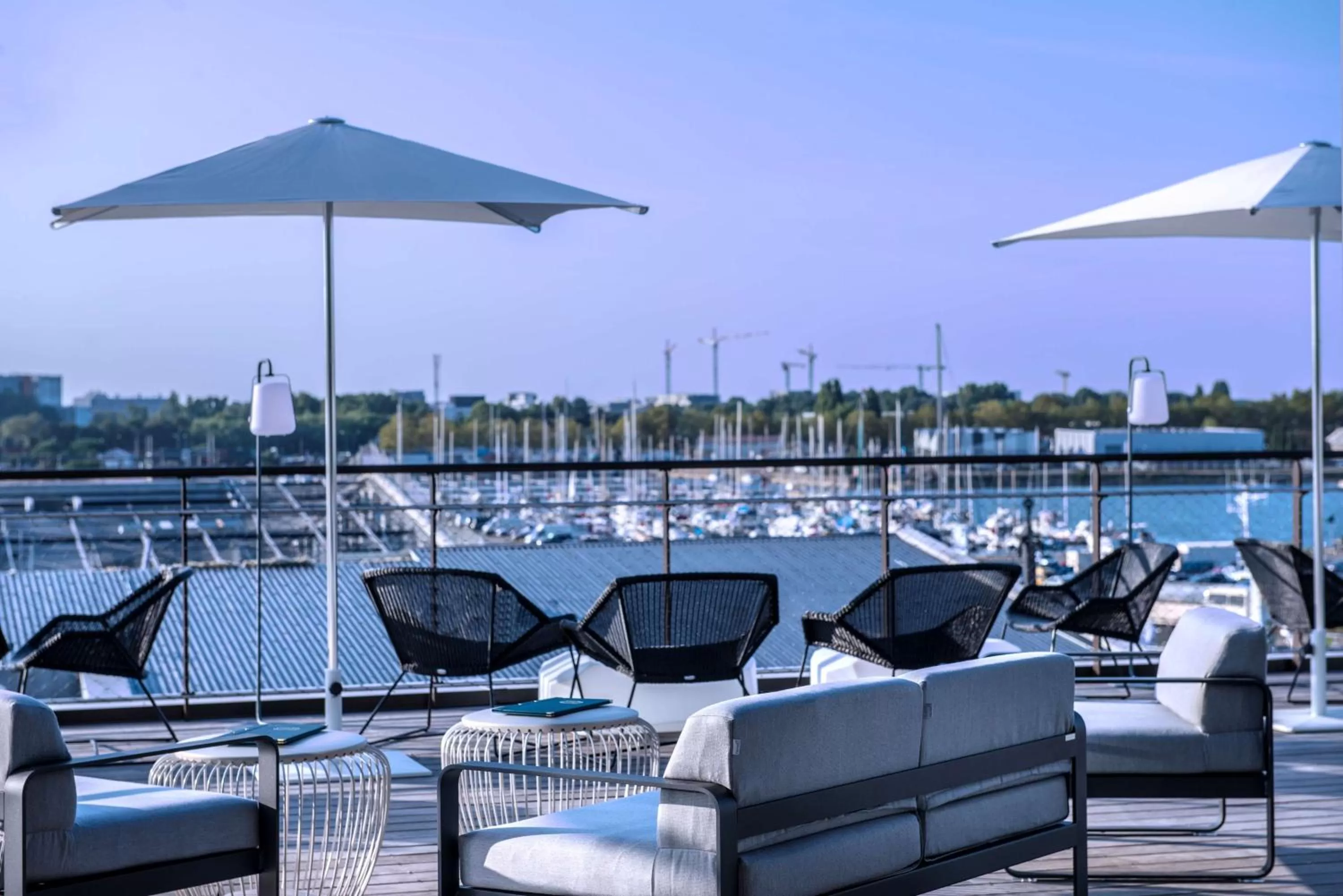 Patio in Radisson Blu Hotel Bordeaux
