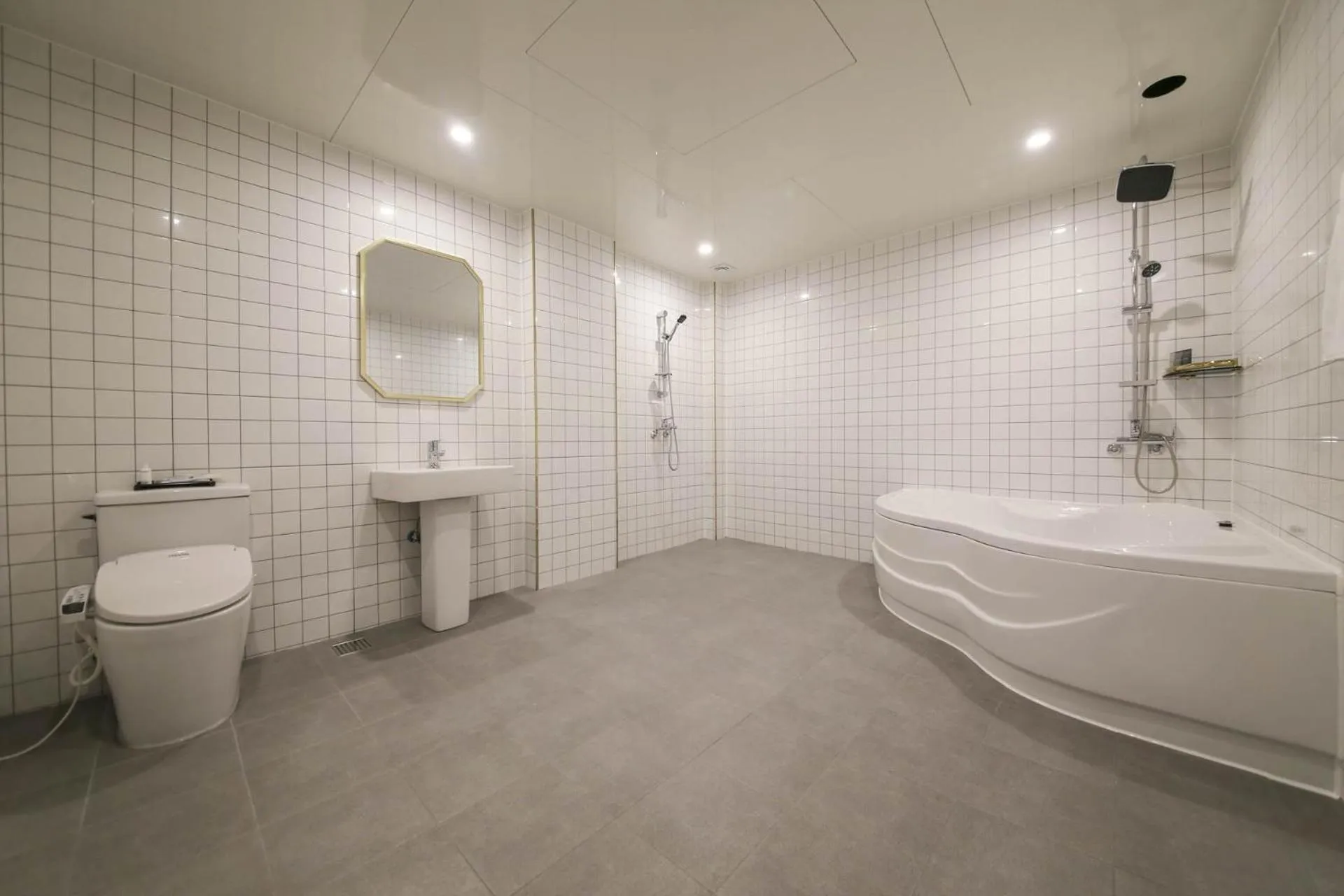 Bathroom in Benikea hotel