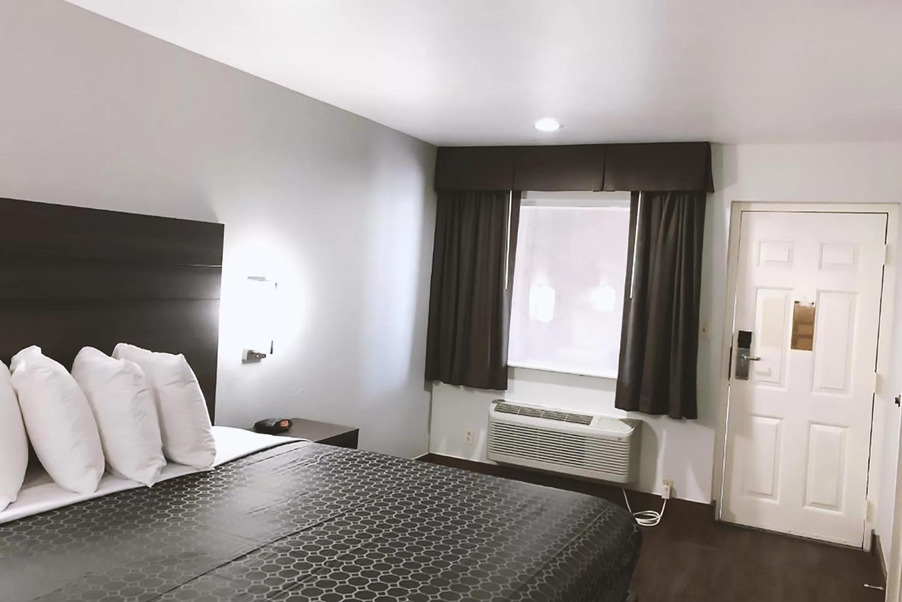 Bed in Blue Way Inn By Jasper Near Frost Bank Center