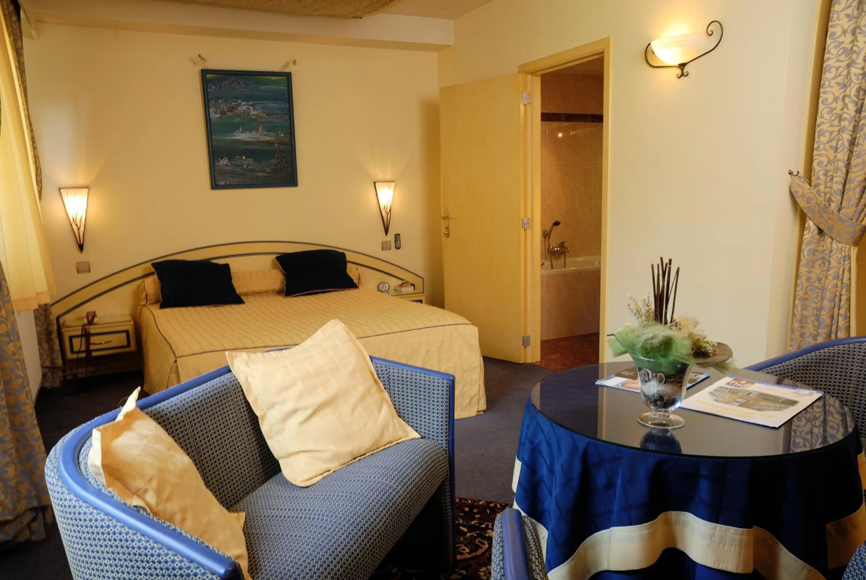 Photo of the whole room, Bed in Les Reflets Jaunes