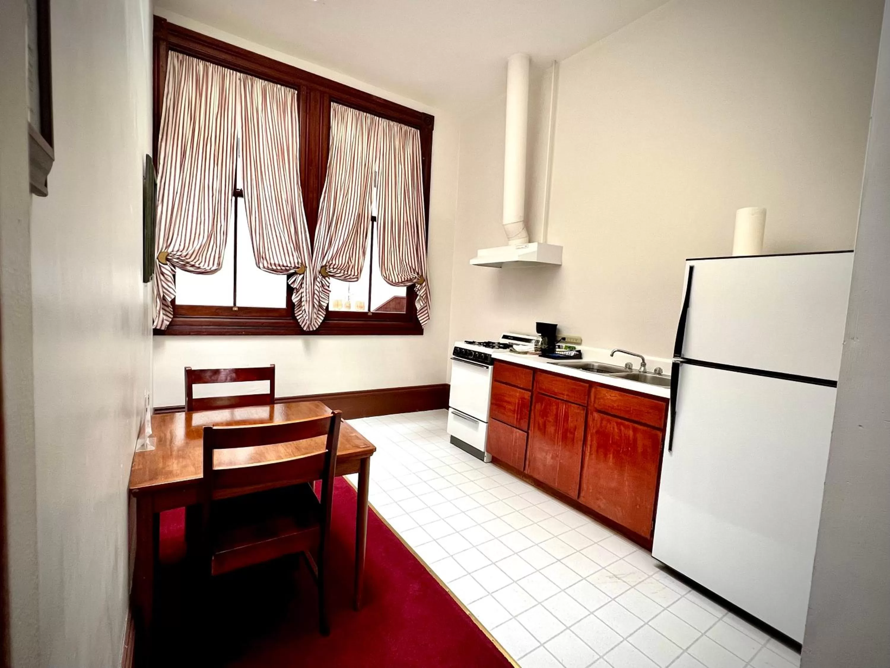 Kitchen/Kitchenette in The Monarch Hotel