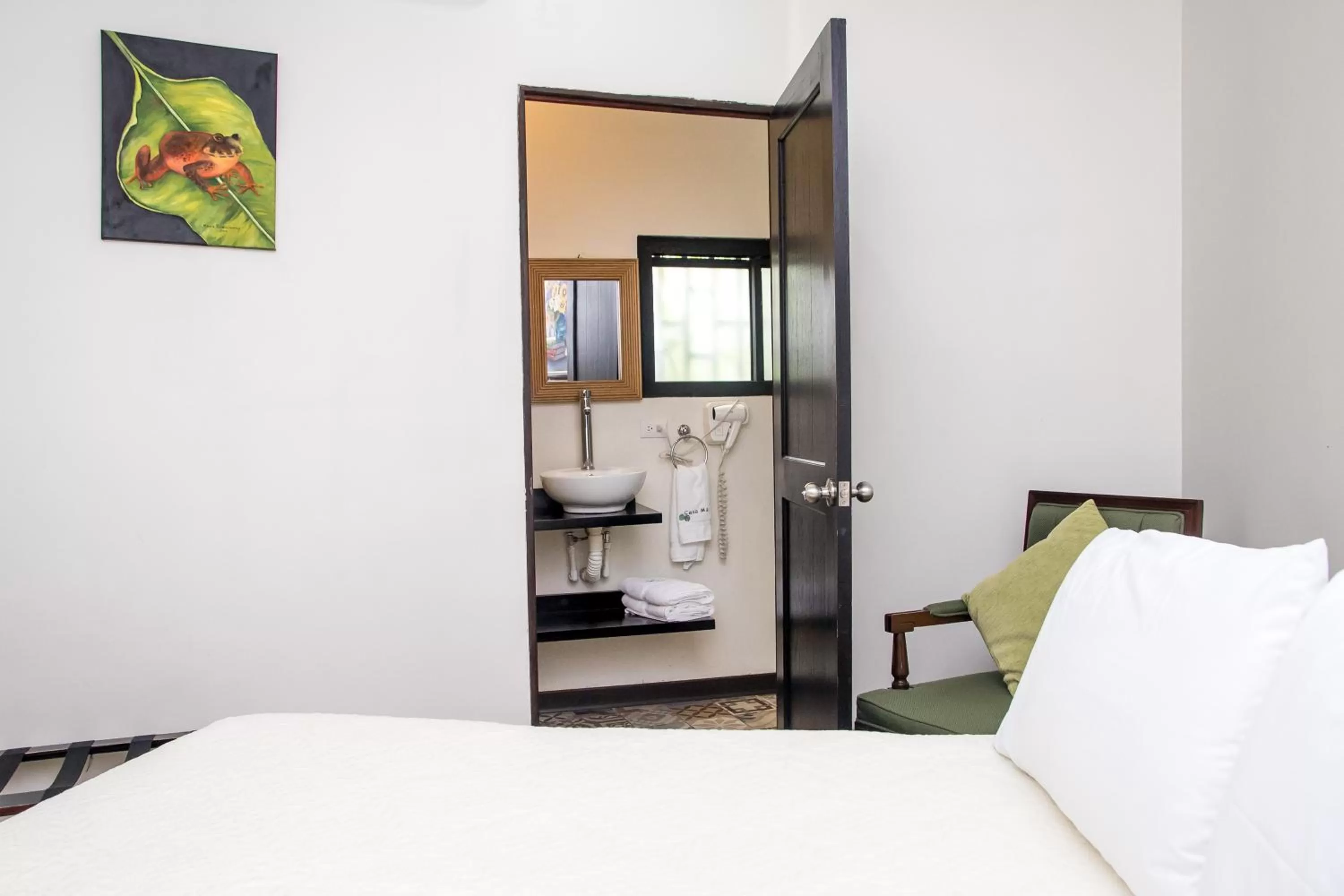 Bathroom, Bed in Casa María Aeropuerto B&B