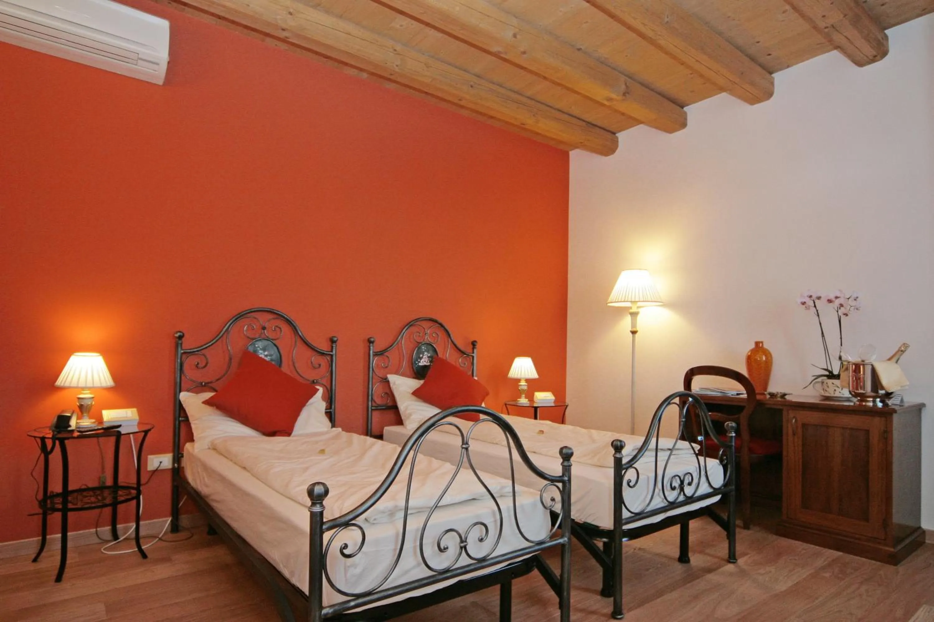 Shower, Bed in Locanda Al Ponte de Fero