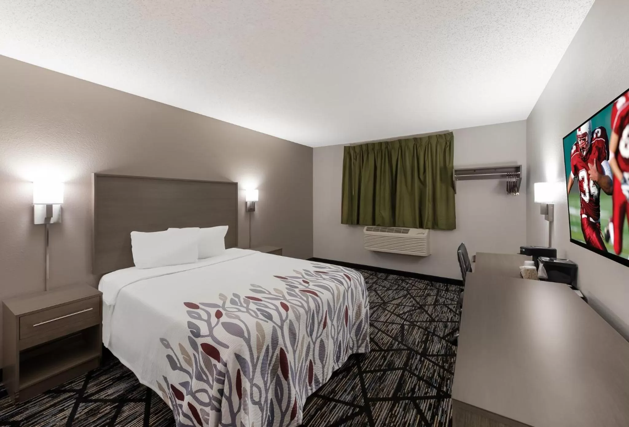 Photo of the whole room, Bed in Red Roof Inn Mansfield