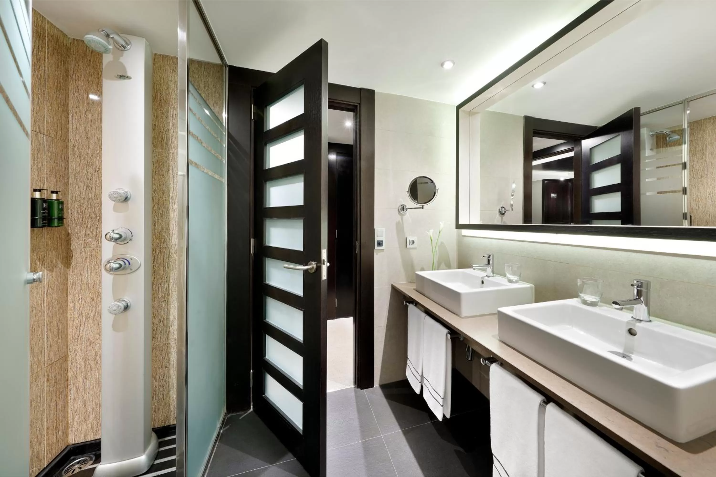 Shower in Melia Barcelona Sarriá