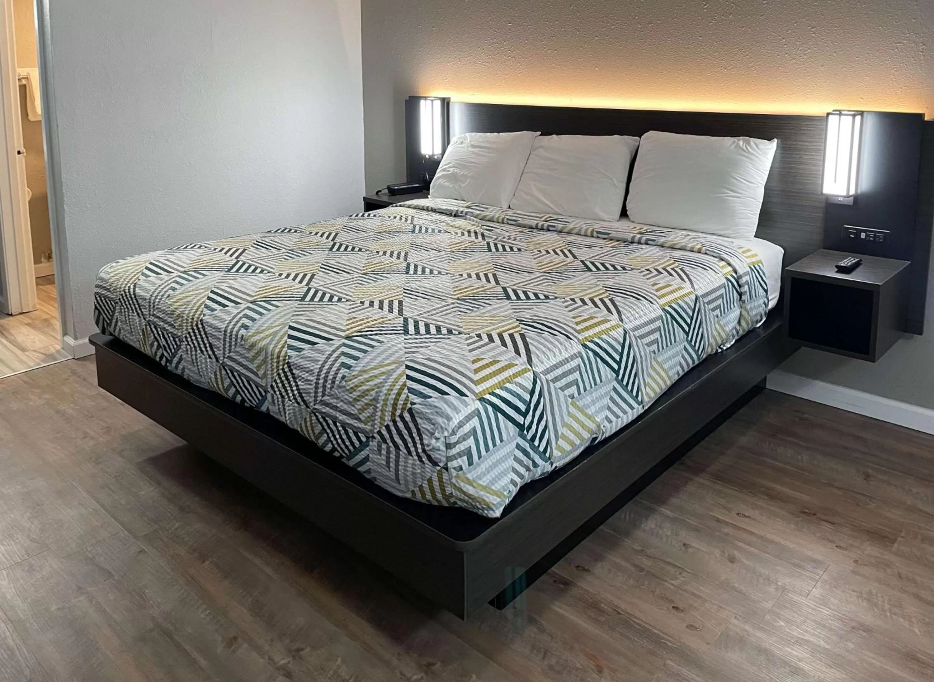 Bedroom, Bed in Studio 6 Vicksburg, MS- Downtown