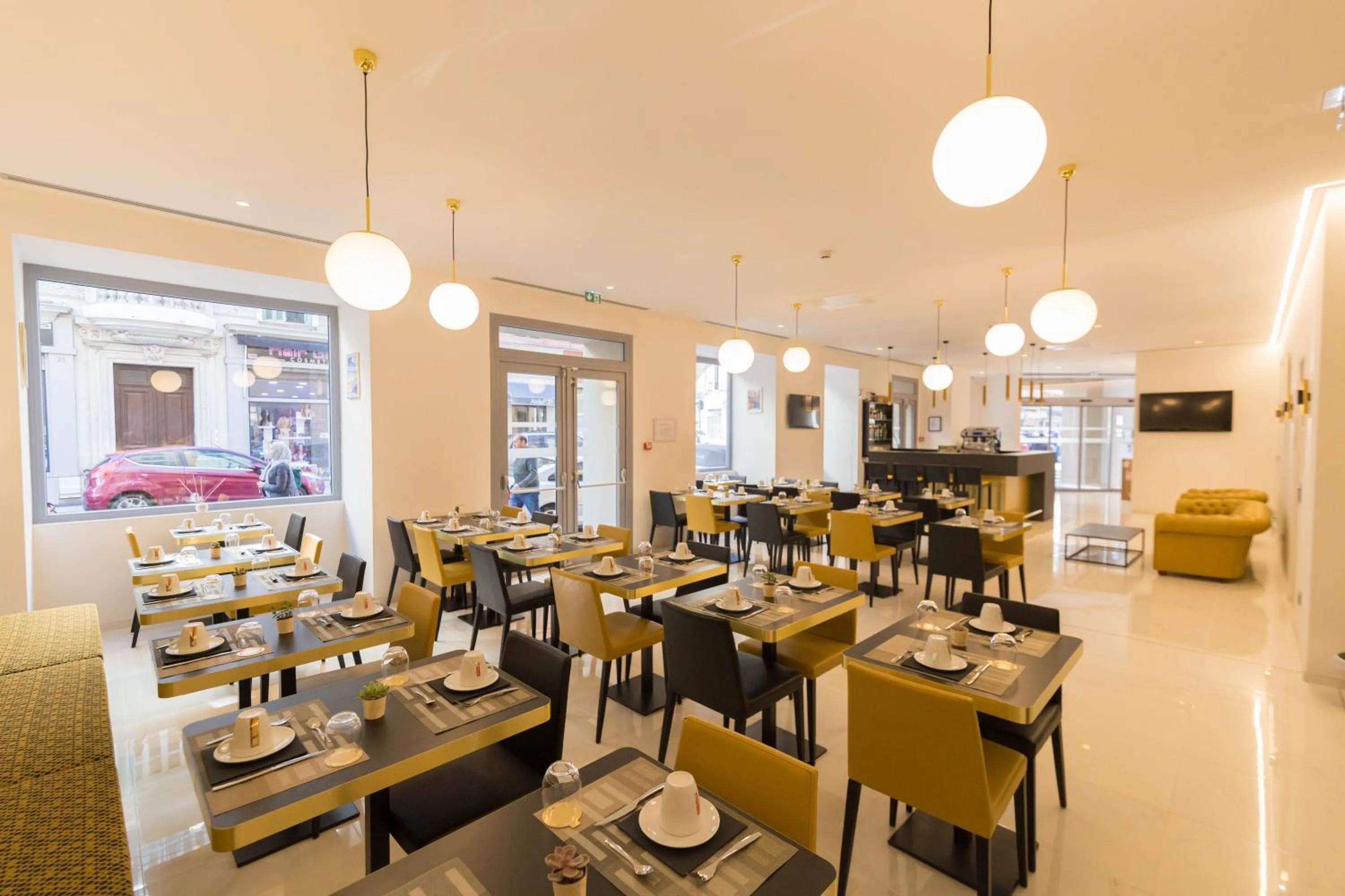 Restaurant/places to eat in Hôtel Nice Azur Riviera