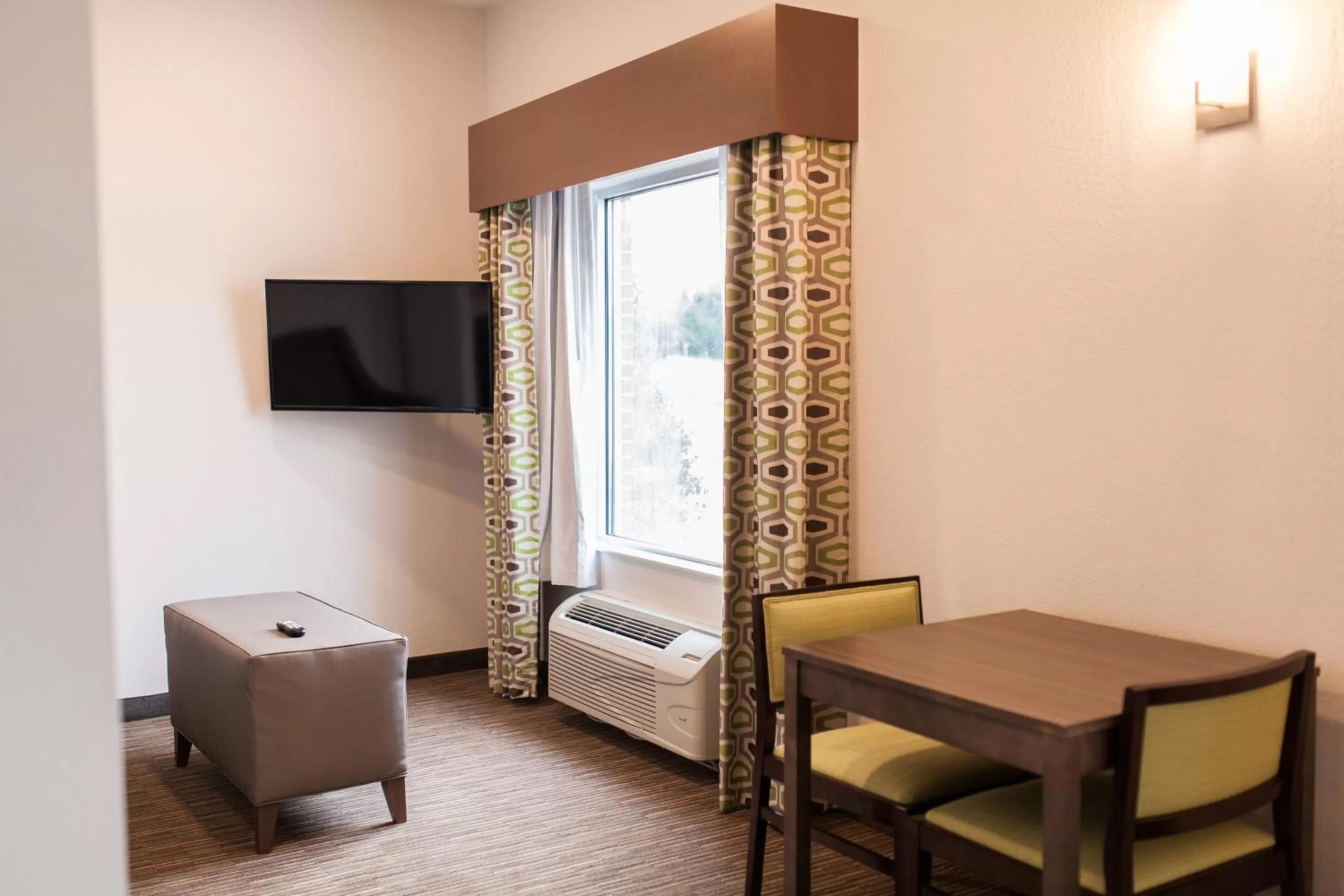 Photo of the whole room, Bed in Holiday Inn Express & Suites Sweetwater by IHG