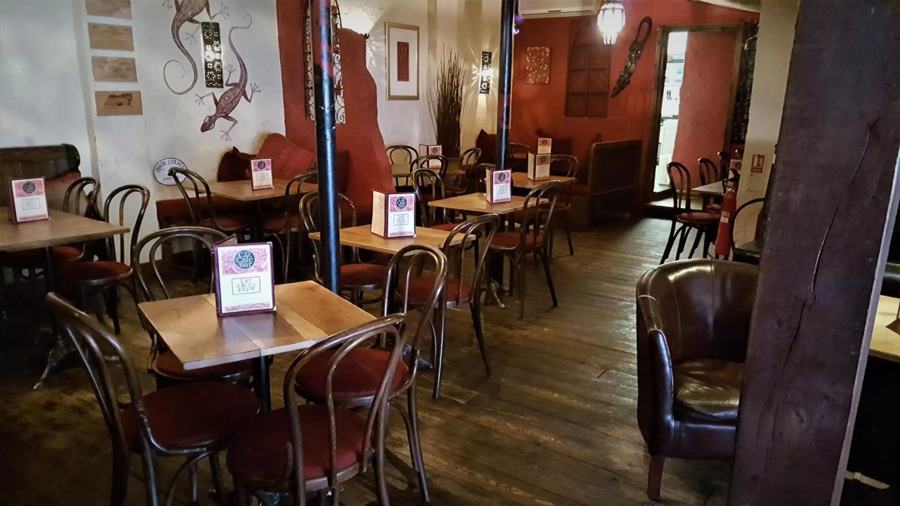 Restaurant/places to eat in Gothic House