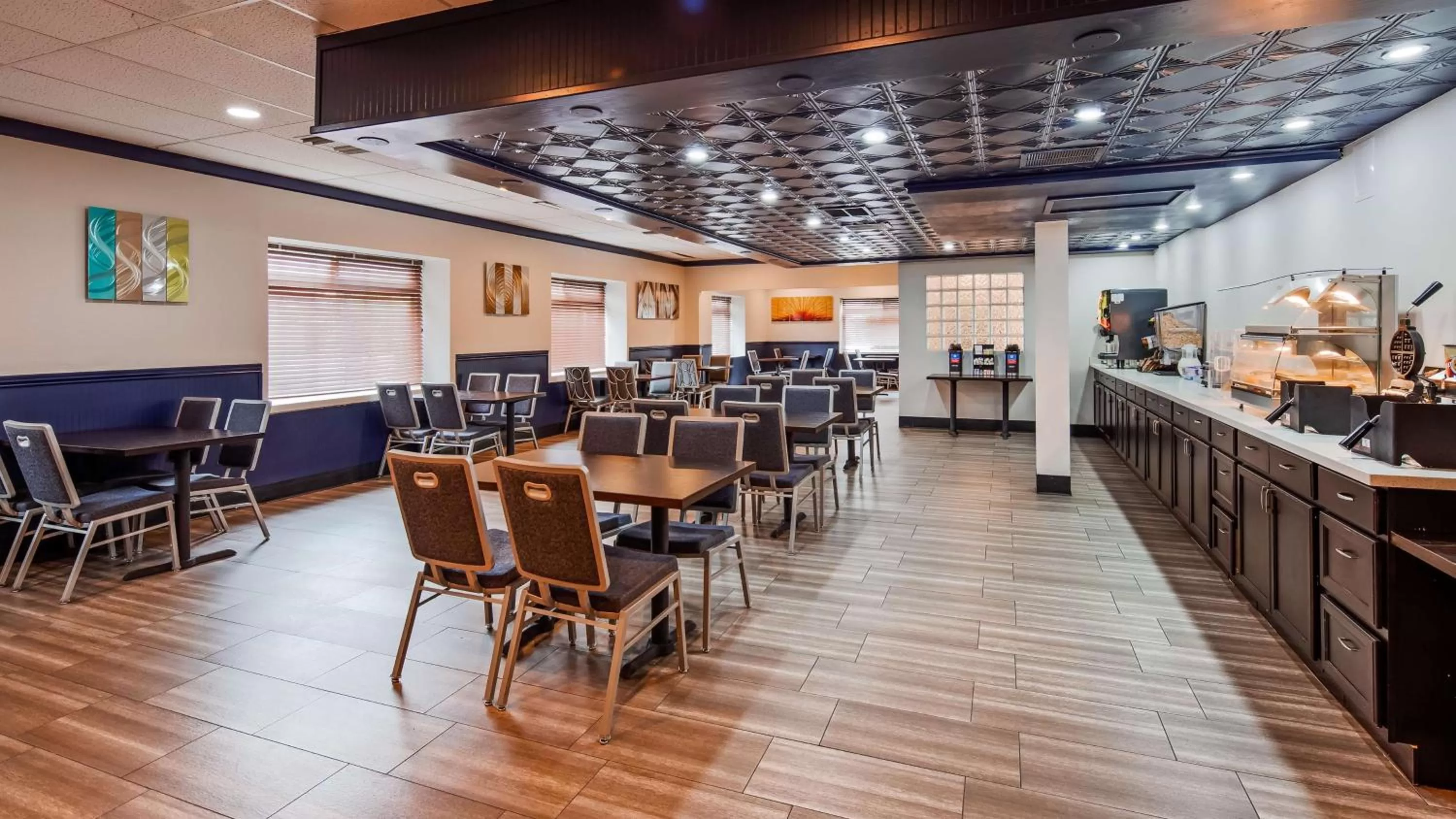 Restaurant/places to eat in SureStay Plus Hotel by Best Western Sacramento Cal Expo