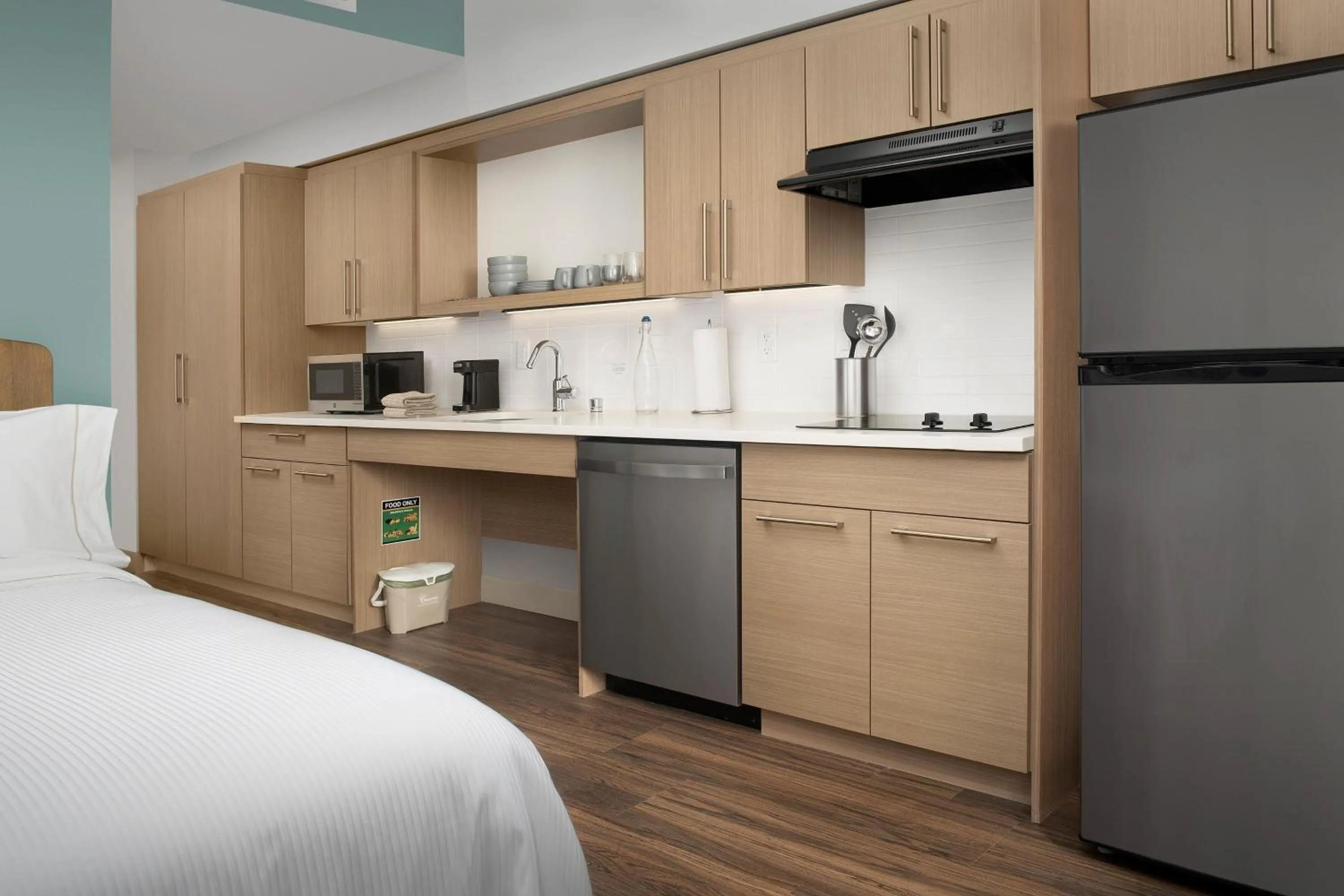 Kitchen or kitchenette, Bed in Element Portland Beaverton