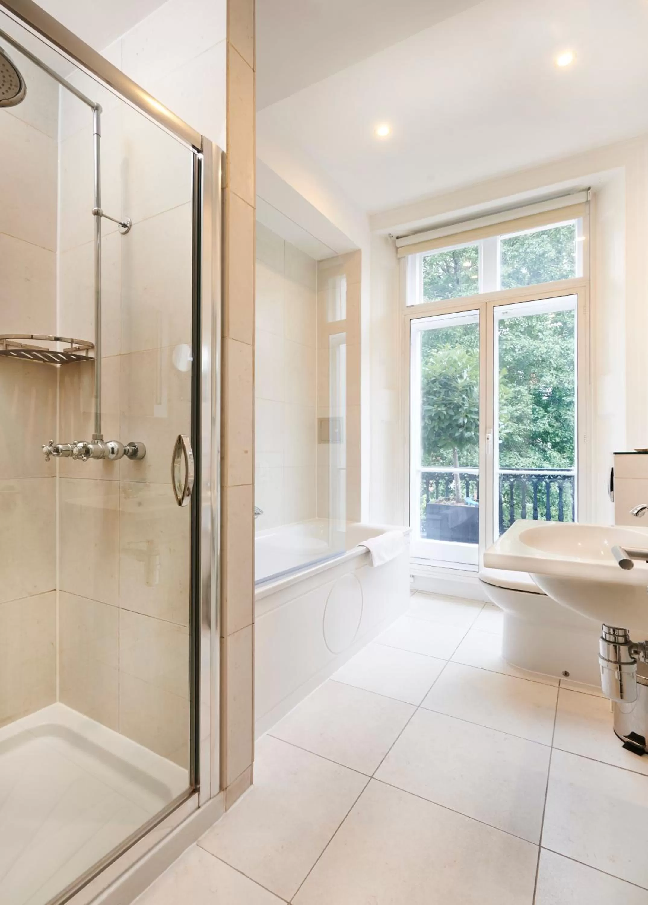 Bathroom in The Tophams Hotel