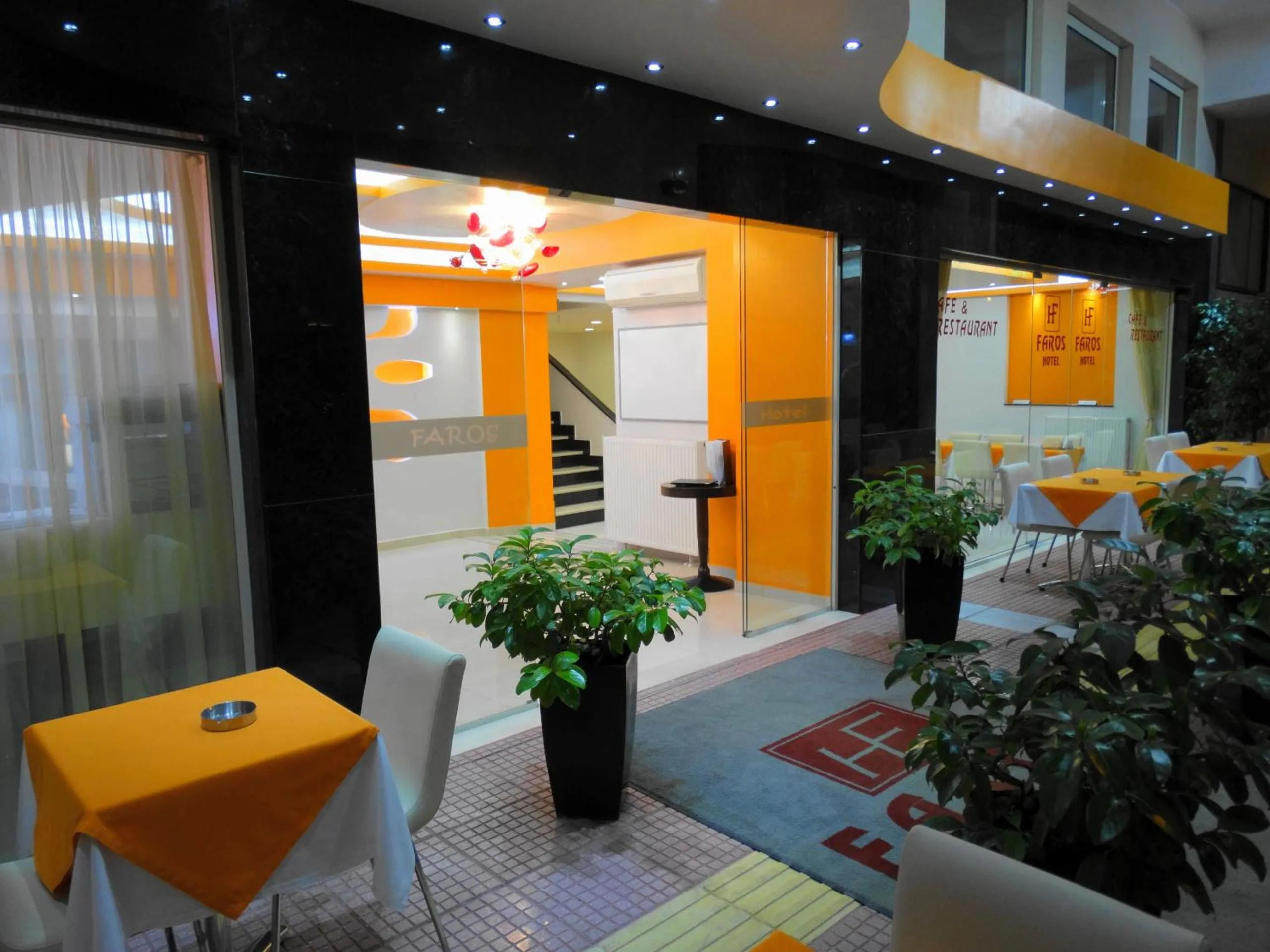 Facade/entrance in Faros I