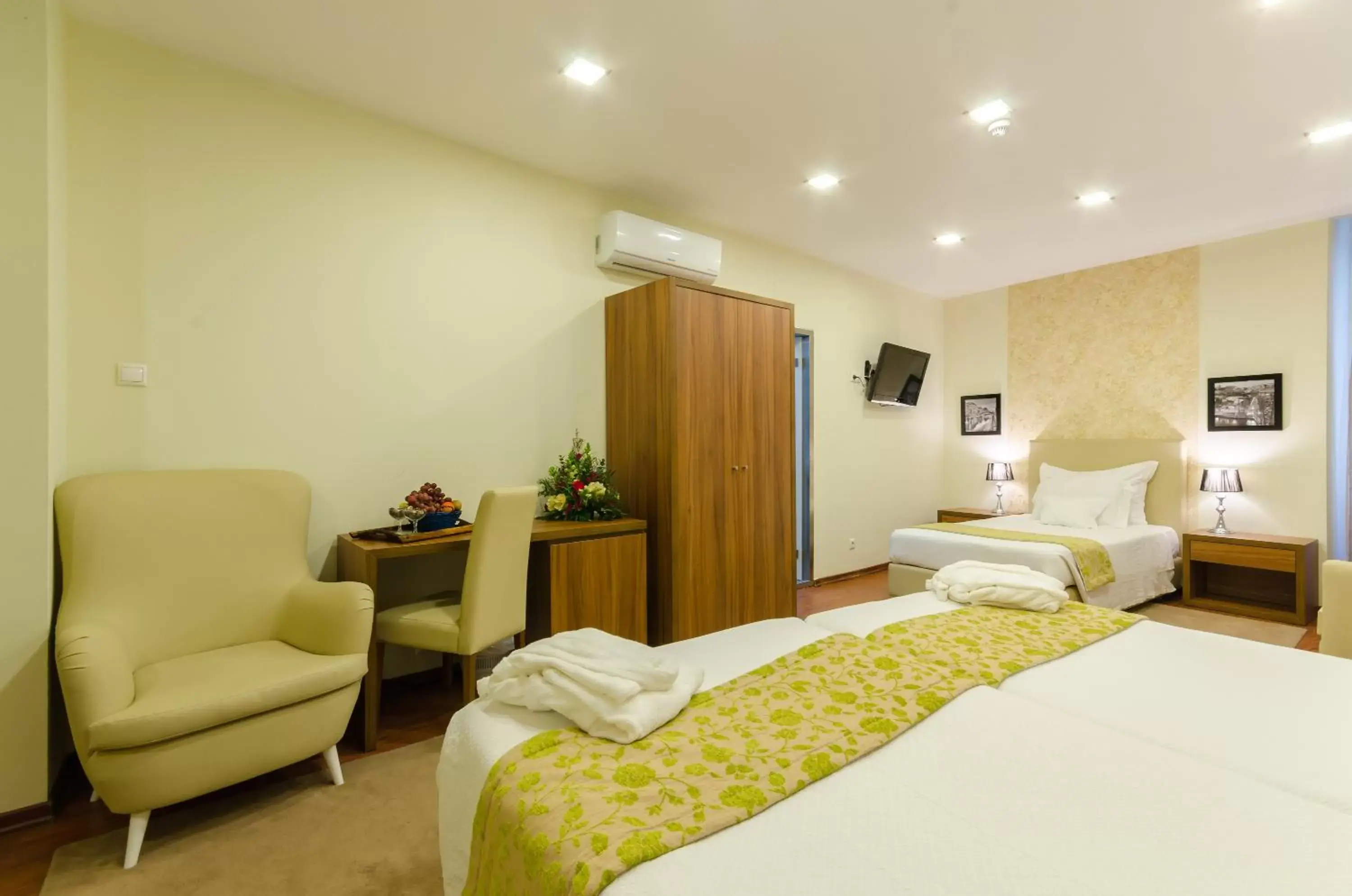 Superior Triple Room in Hotel Borges Chiado Superior Triple Room in Hotel Borges Chiado