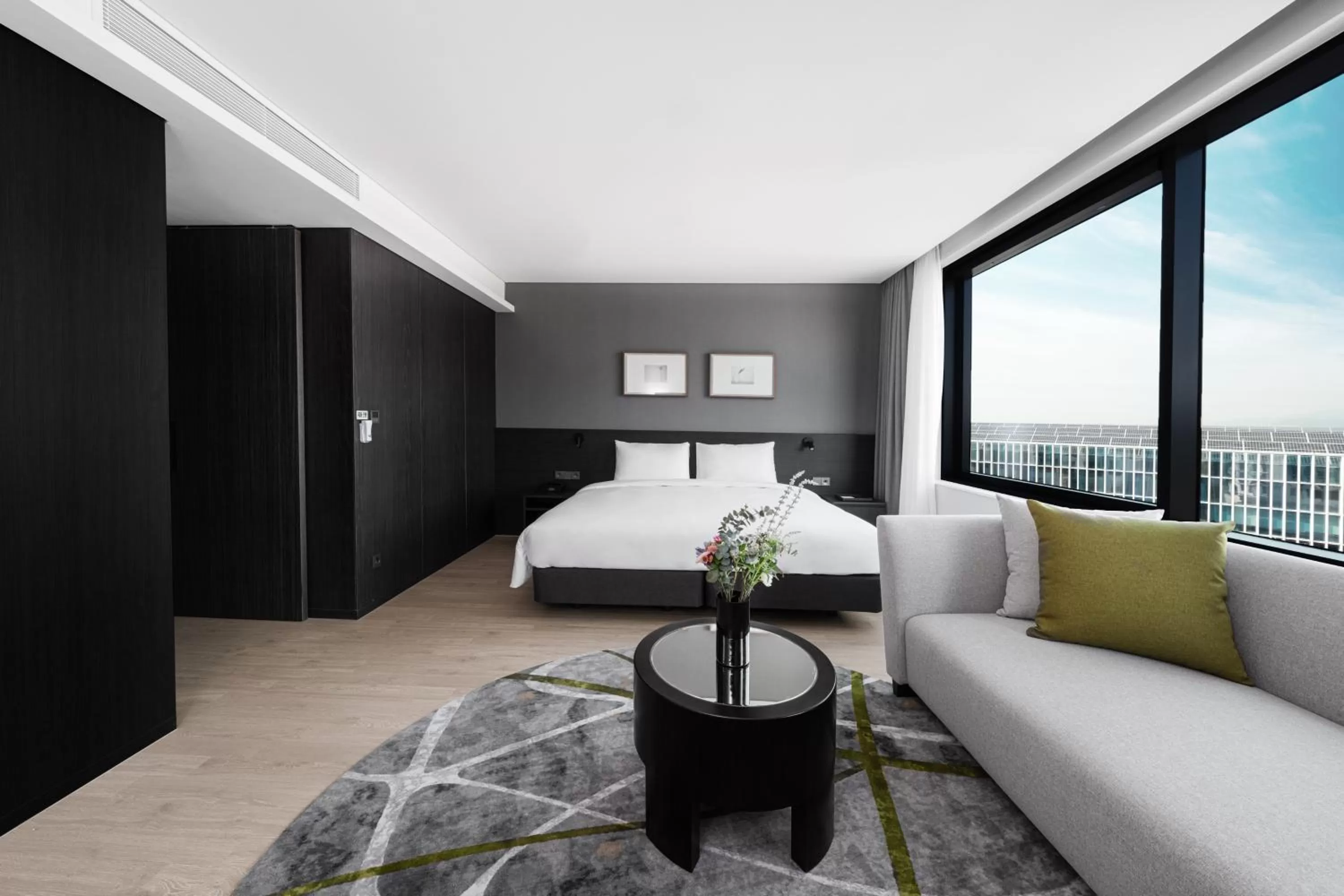 Photo of the whole room, Bed in Nine Tree by Parnas Seoul Pangyo