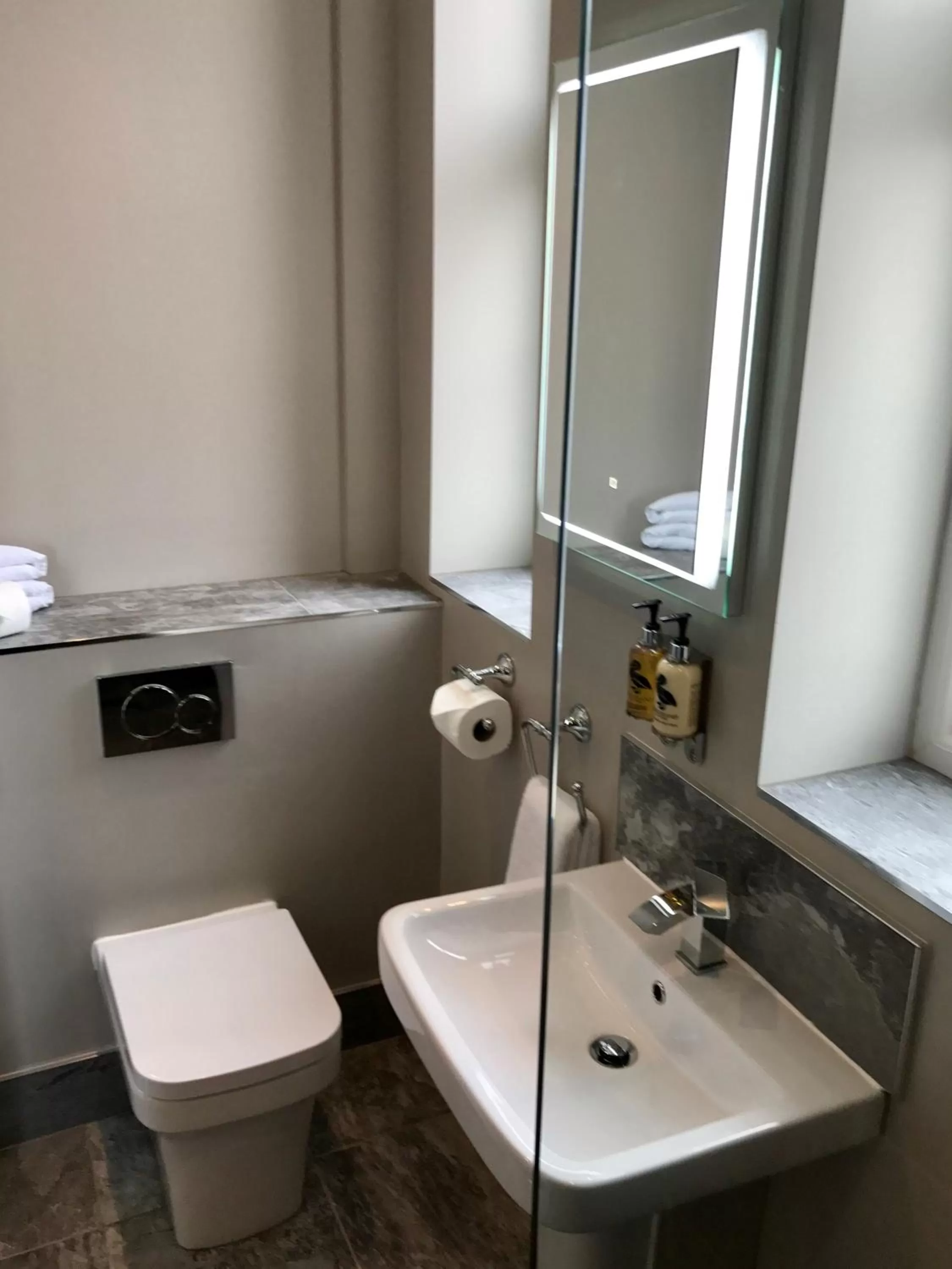 Bathroom in The Raven Hotel