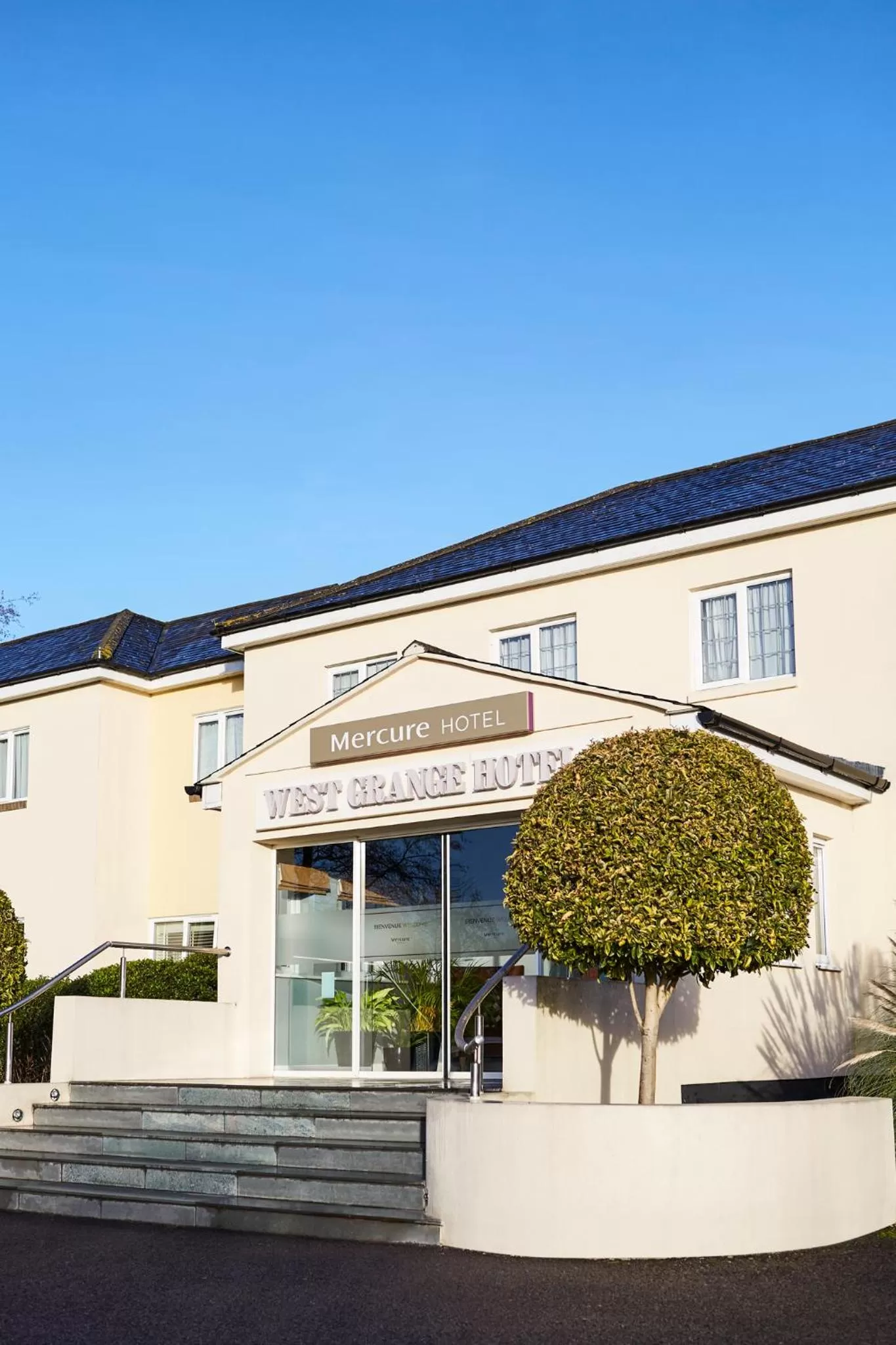 Property building in Mercure Newbury West Grange Hotel