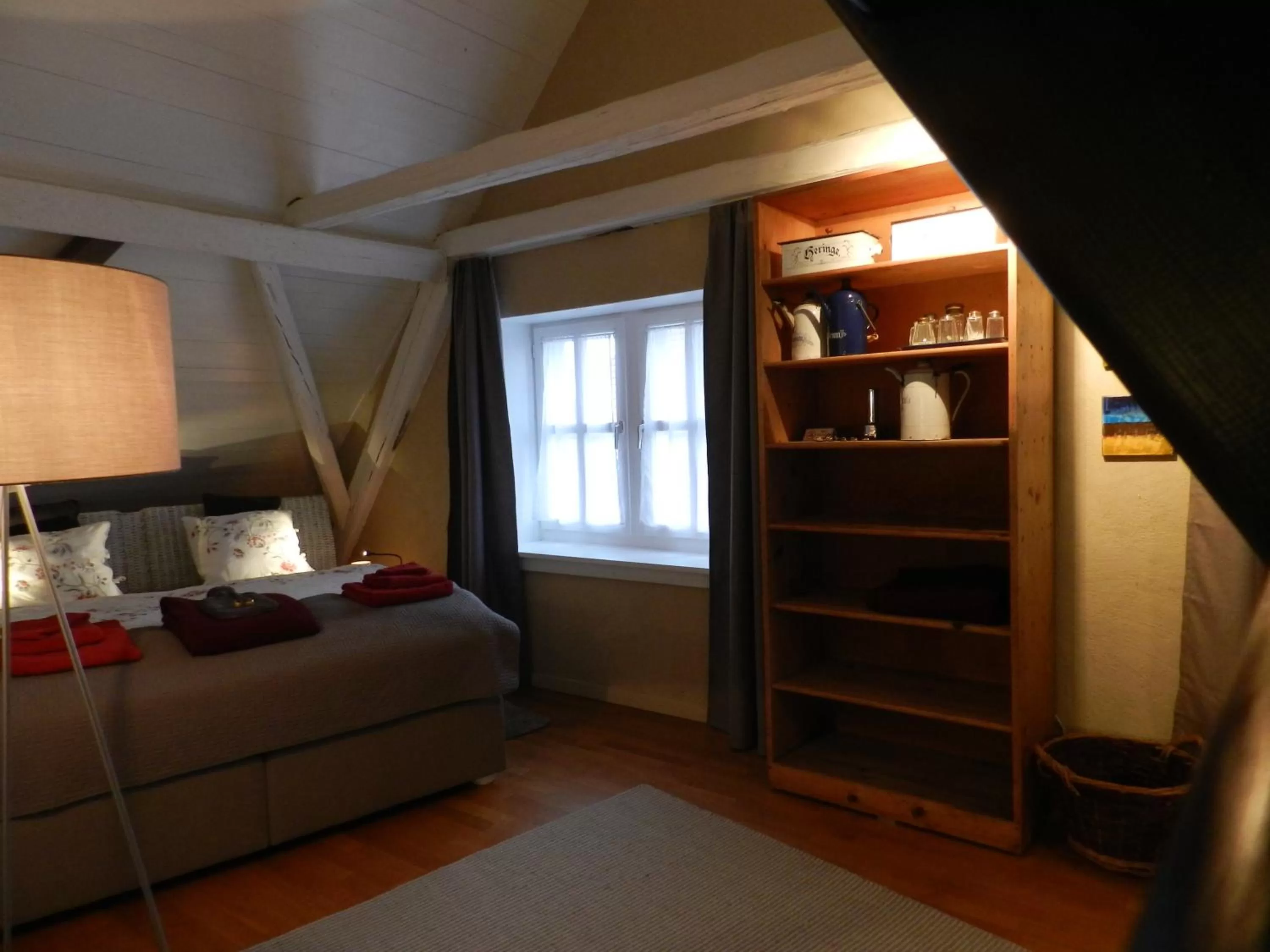 Photo of the whole room, Bed in Blue Wall BnB