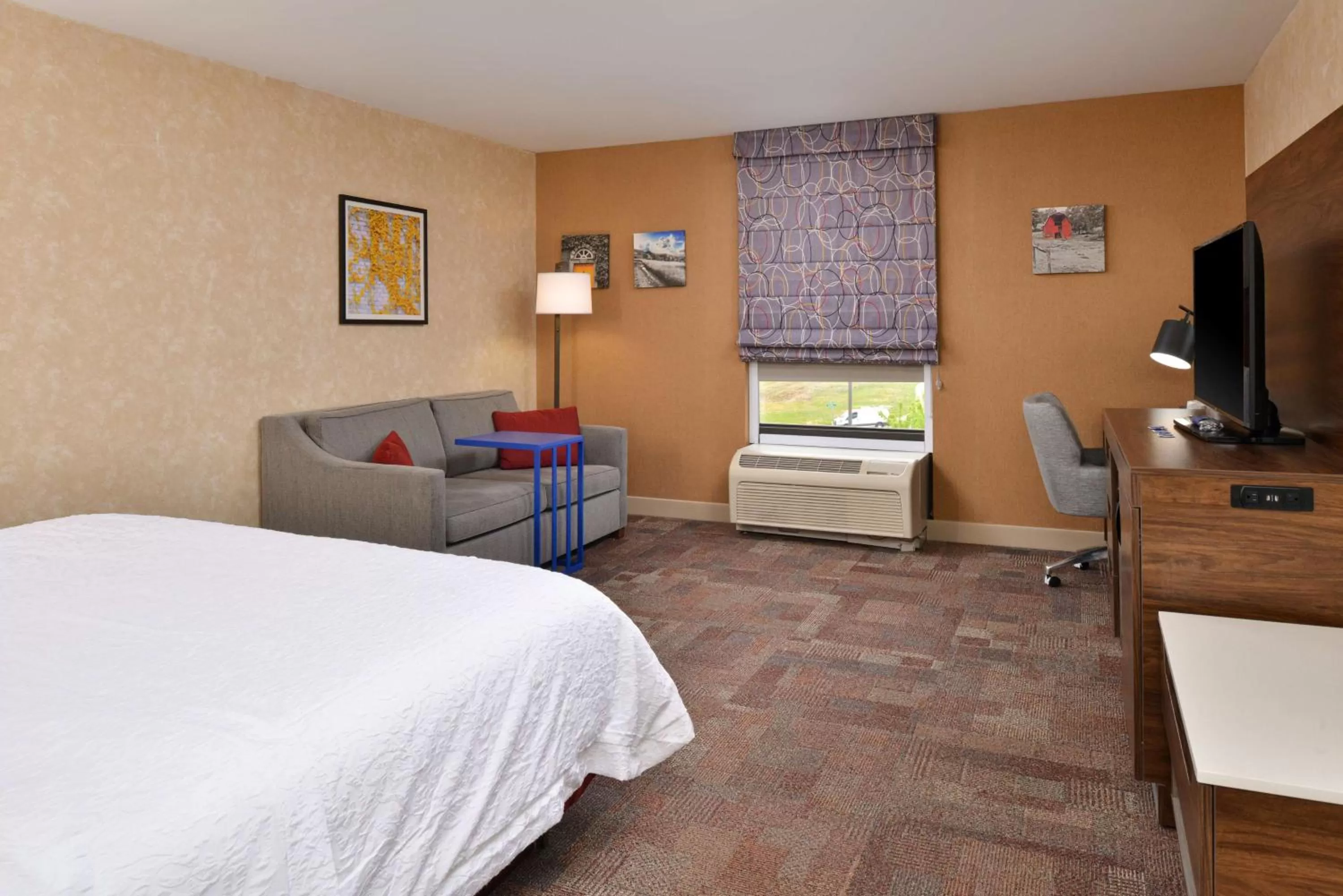 Bedroom, Bed in Hampton Inn Wytheville