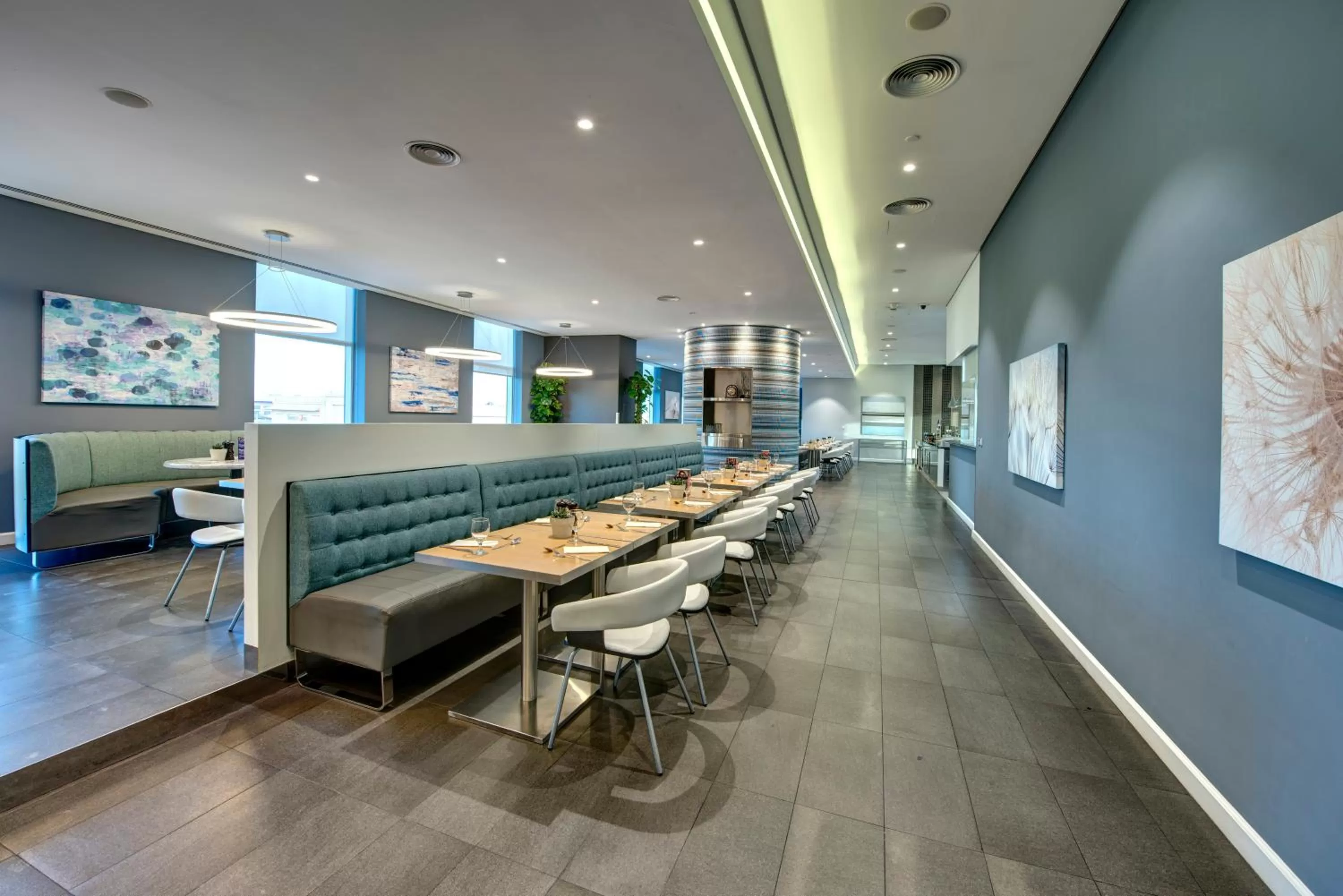 Restaurant/places to eat in Premier Inn Dubai Ibn Battuta Mall