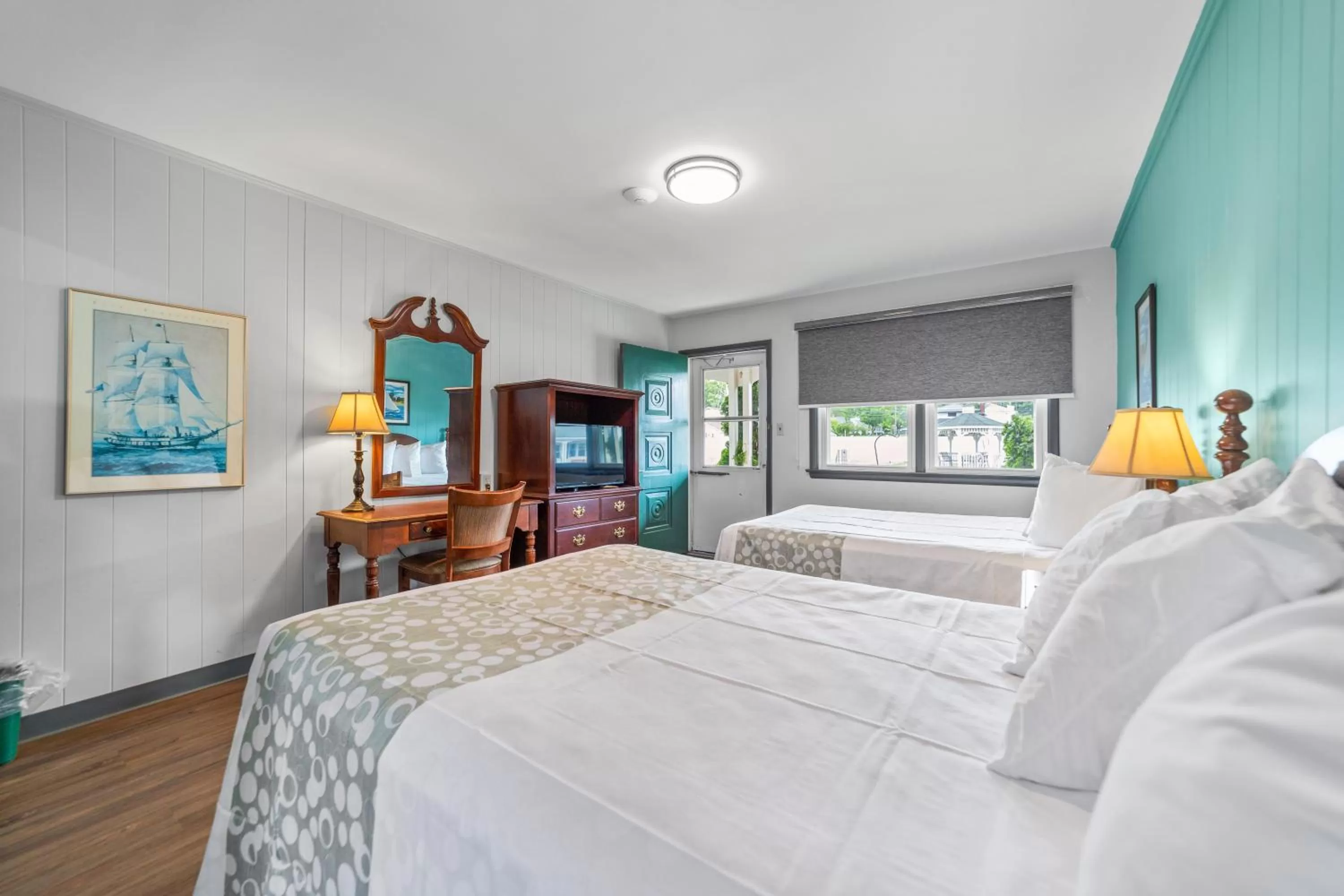 TV and multimedia, Bed in Glass House Inn Erie Near I-90 & I-79