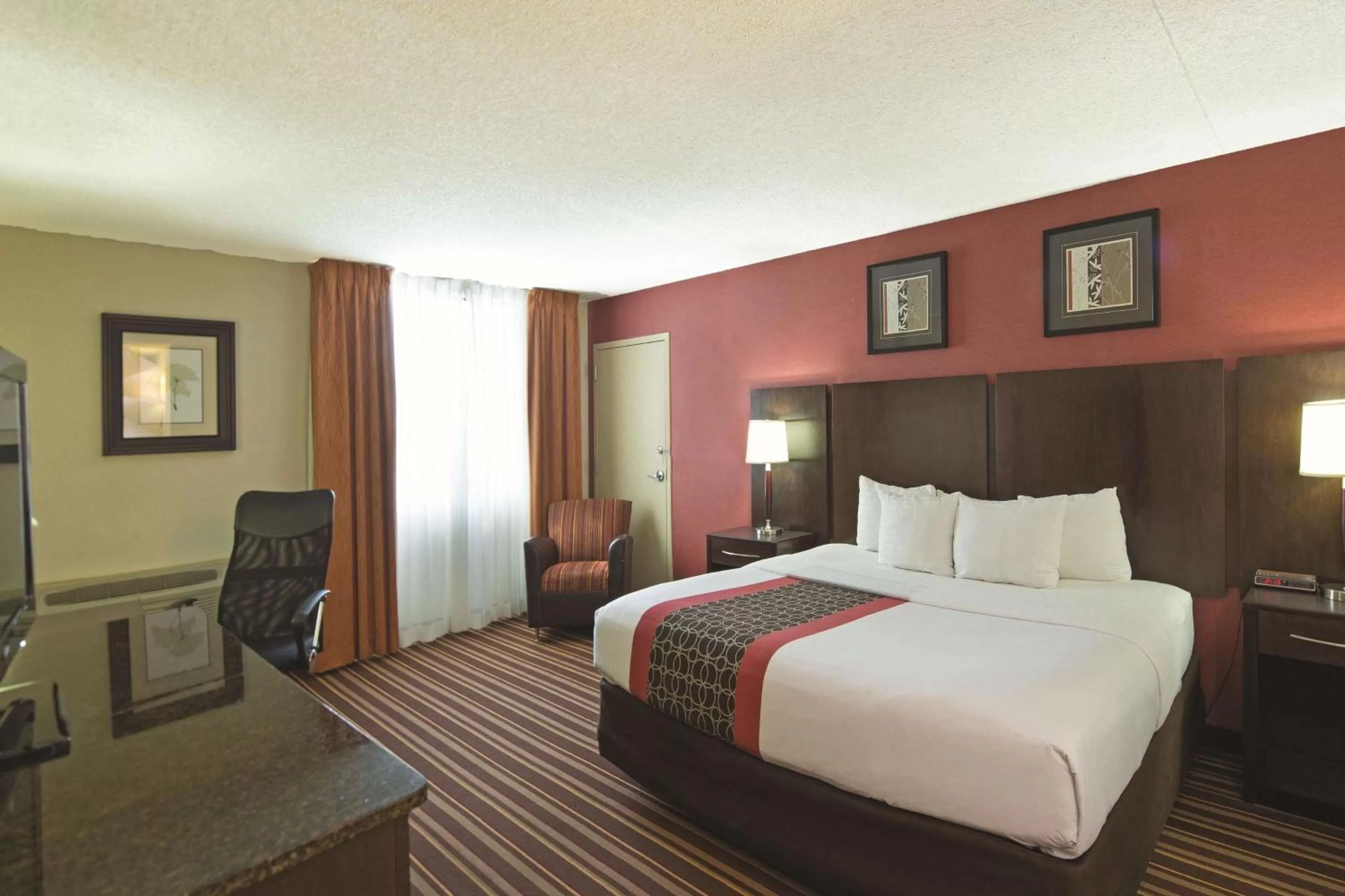 Photo of the whole room in La Quinta by Wyndham Salisbury