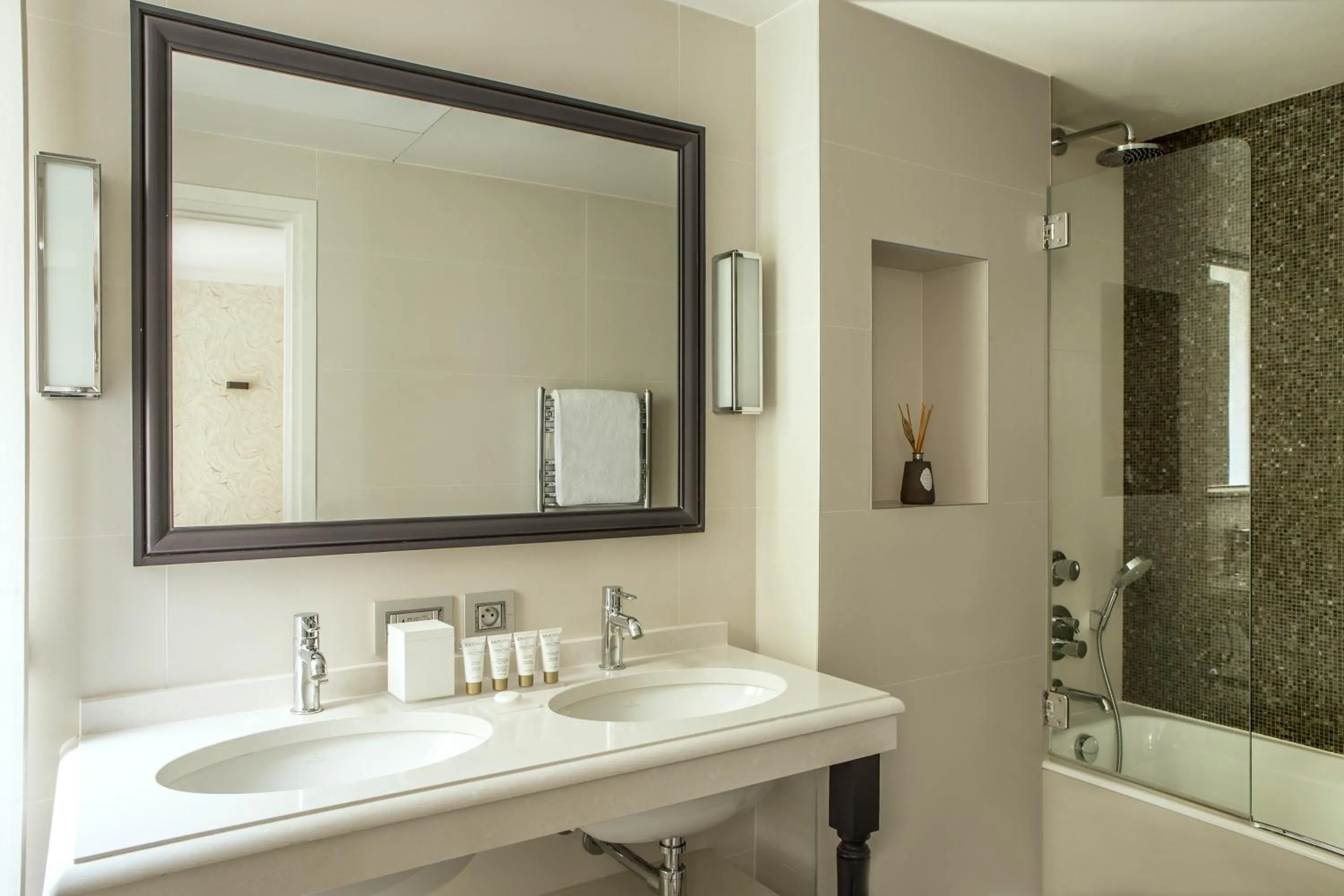 Bathroom in Hôtel des Saints Pères - Esprit de France