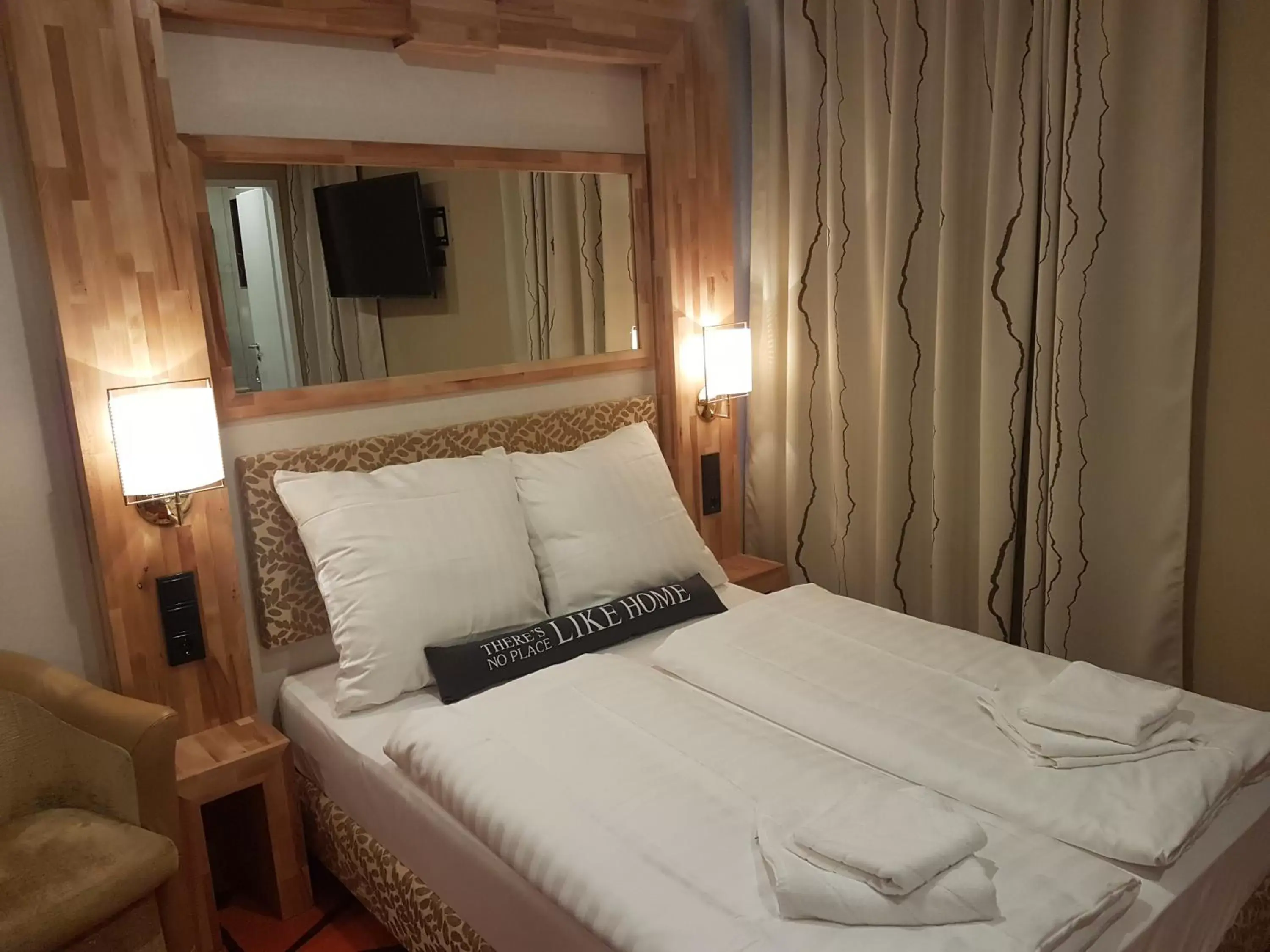 Economy Triple Room in Elbgalerie Hotel Economy Triple Room in Elbgalerie Hotel