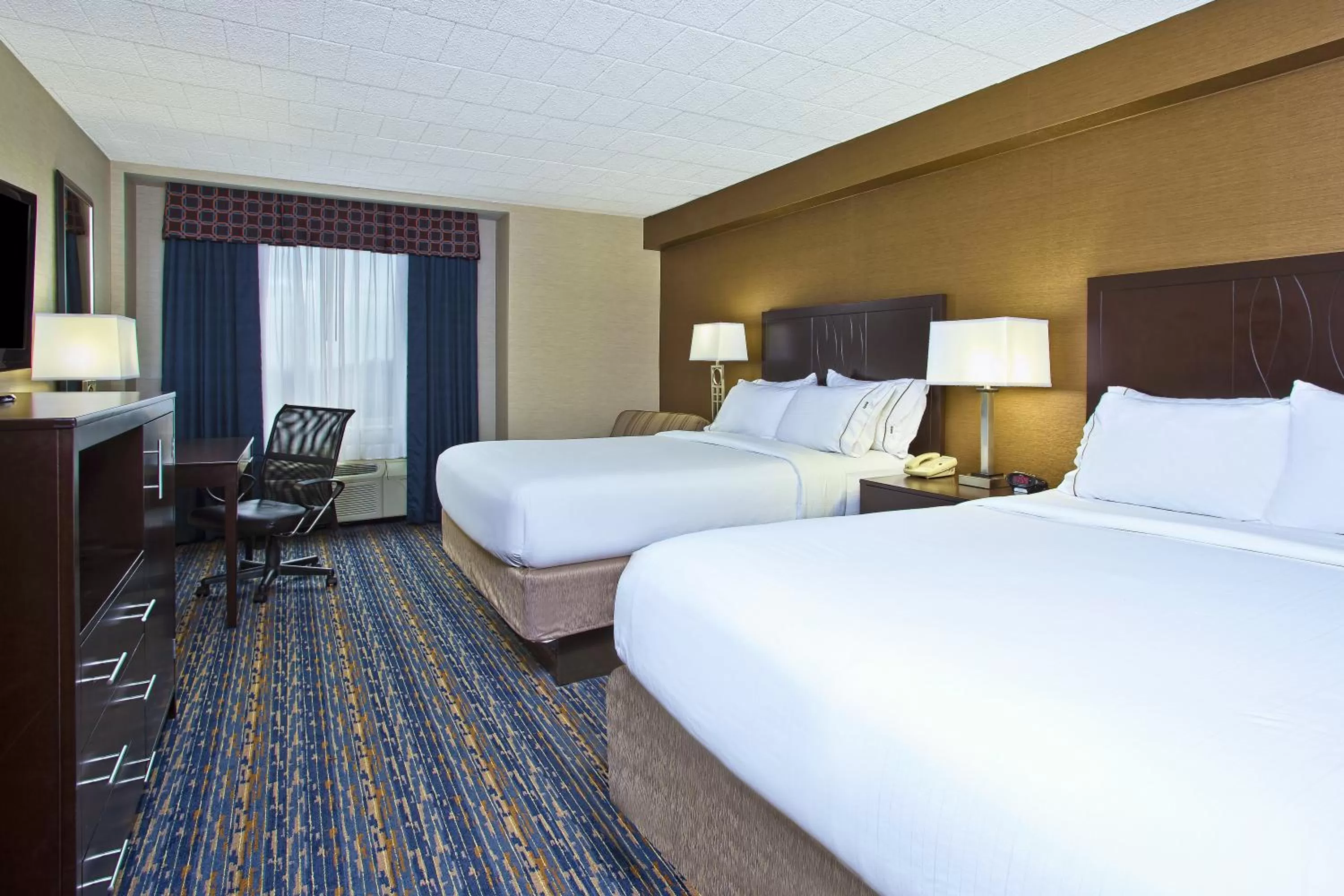 Photo of the whole room, Bed in Holiday Inn Express and Suites Pittsburgh West Mifflin by IHG