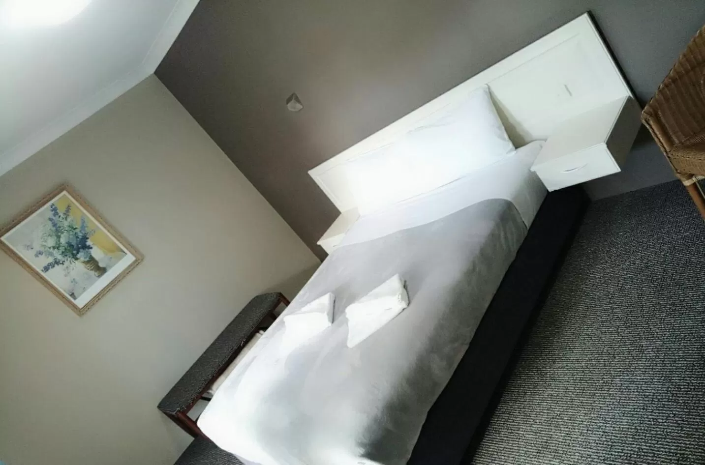 Bed in Excelsior Motor Inn