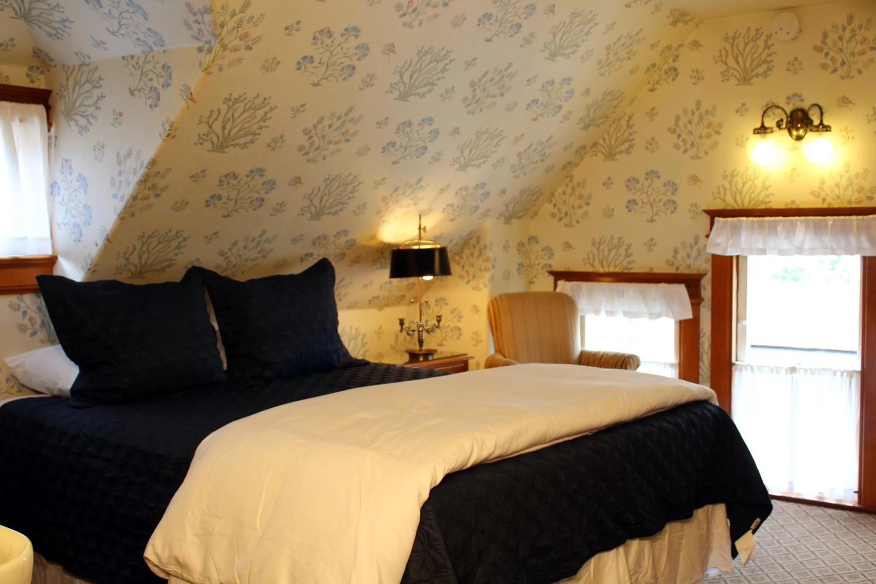 Bed in Pacific Grove Inn