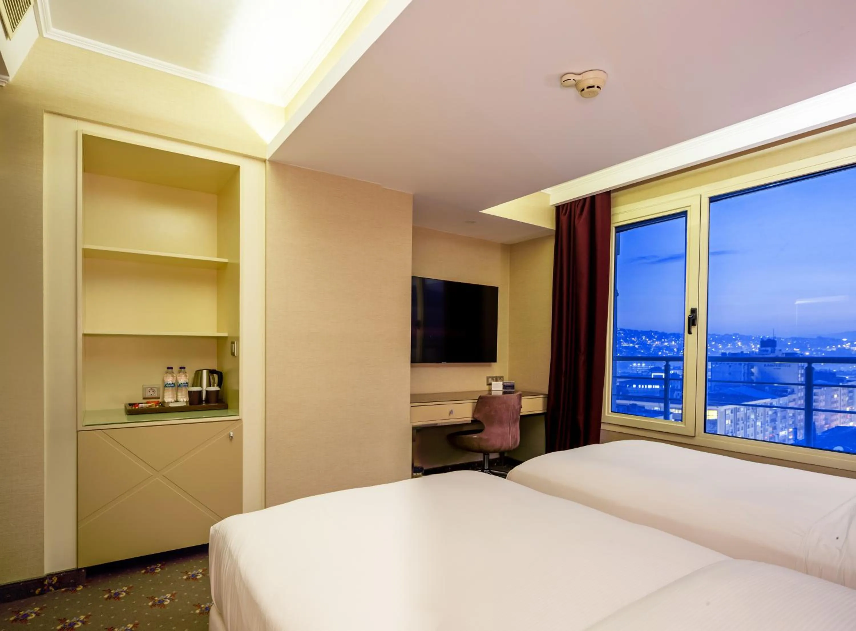 Natural landscape, Bed in DoubleTree by Hilton Izmir - Alsancak