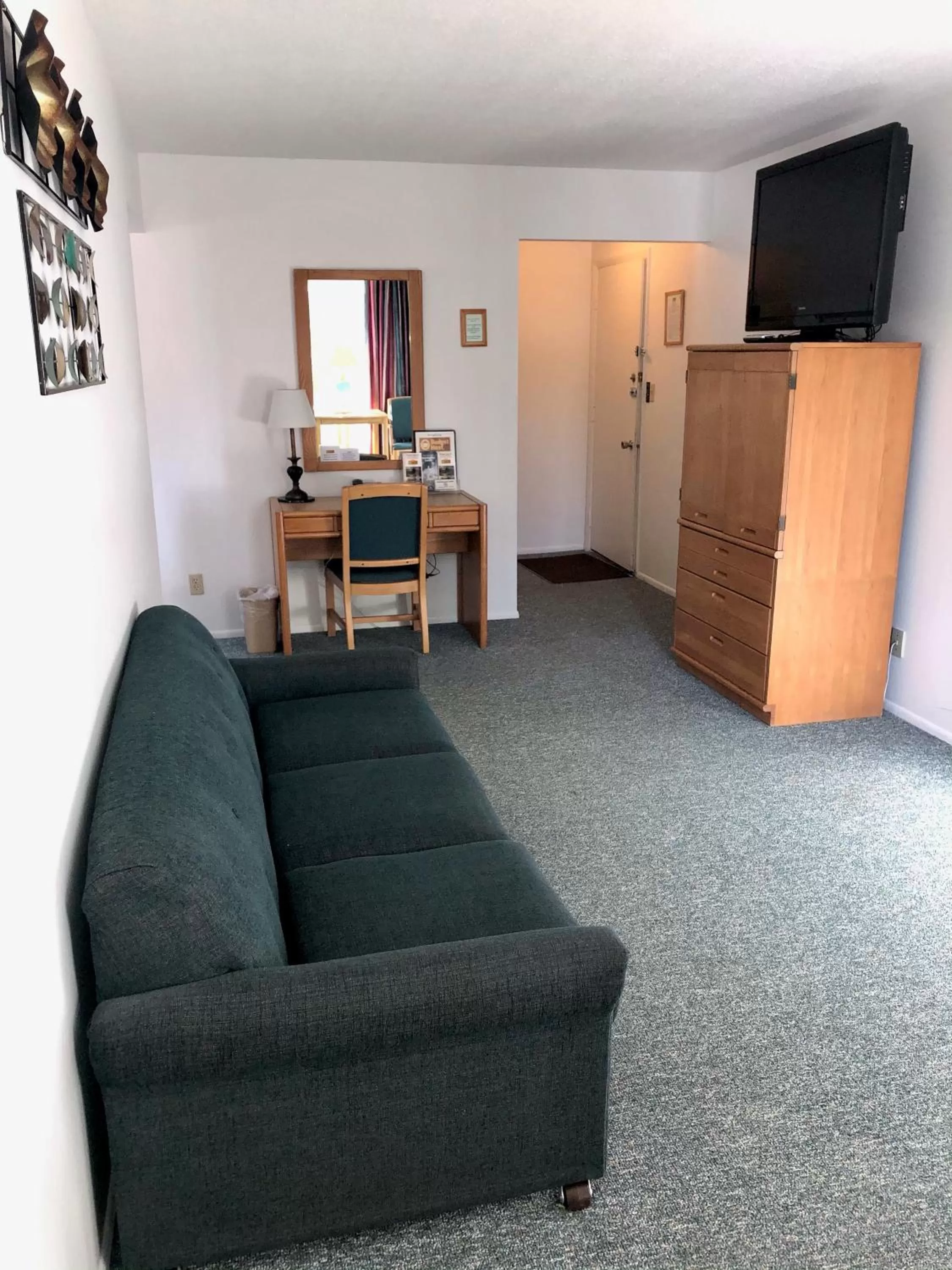 Living room in Budget Host Inn